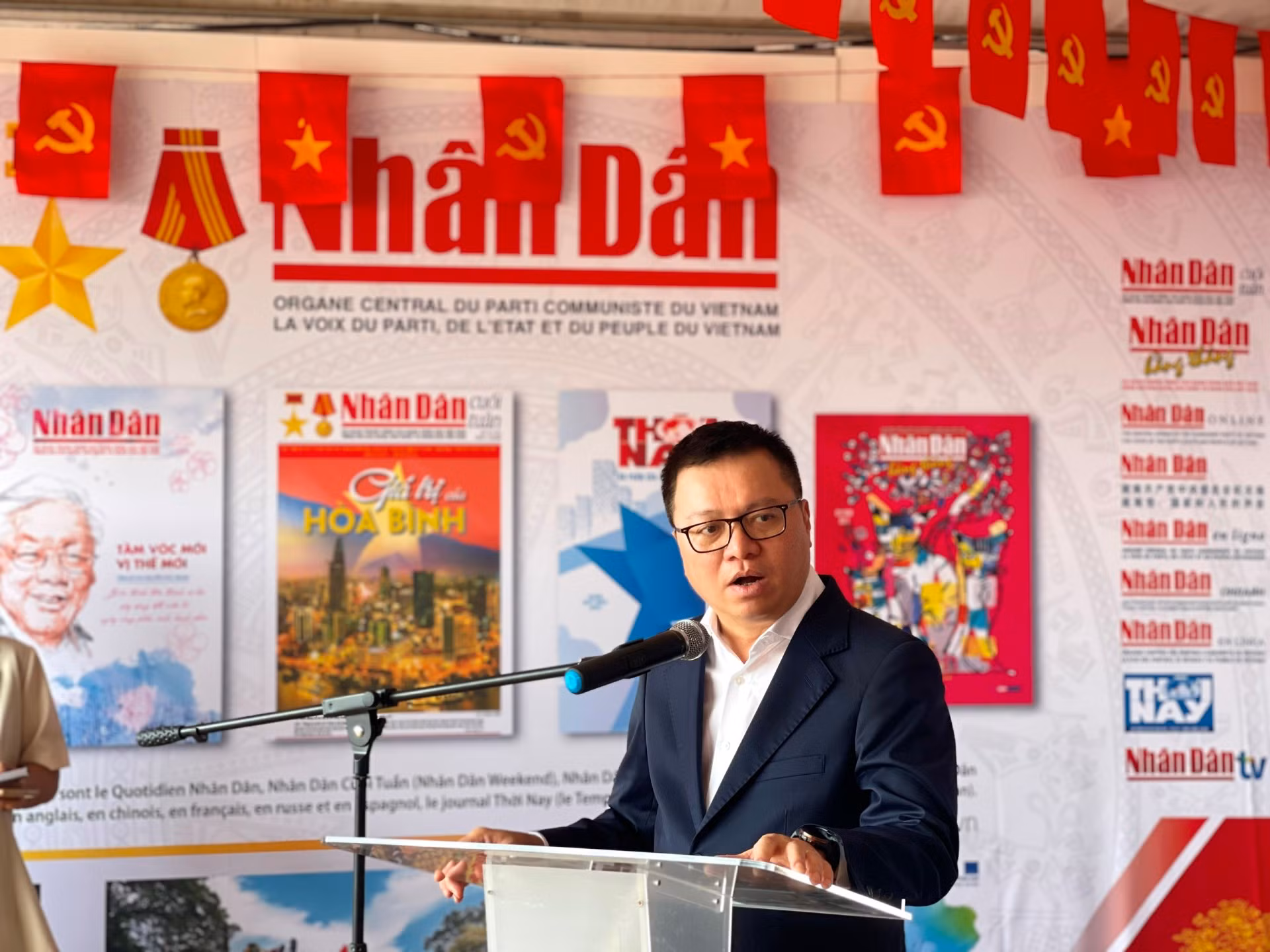 Tổng Biên tập Lê Quốc Minh bày tỏ ấn tượng sâu sắc về không khí sôi động và vui tươi của Hội báo Nhân đạo và cho biết Báo Nhân Dân luôn coi trọng việc tham gia vào sự kiện thường niên này của các bạn Pháp để giới thiệu thật đầy đủ và phong phú về Đảng, về đất nước và con người Việt Nam. Tổng Biên tập Lê Quốc Minh bày tỏ ấn tượng sâu sắc về không khí sôi động và vui tươi của Hội báo Nhân đạo và cho biết Báo Nhân Dân luôn coi trọng việc tham gia vào sự kiện thường niên này của các bạn Pháp để giới thiệu thật đầy đủ và phong phú về Đảng, về đất nước và con người Việt Nam.