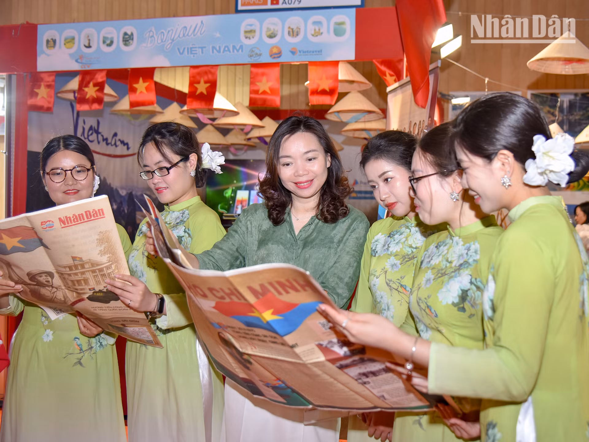 Chị Phạm Thị Kim Yến, Tham tán Công sứ, Đại sứ quán Việt Nam tại Pháp, cùng các bạn sinh viên xem những trang thông tin đặc biệt tái hiện một phần Chiến dịch Hồ Chí Minh với dấu mốc đánh chiếm Dinh Độc Lập.