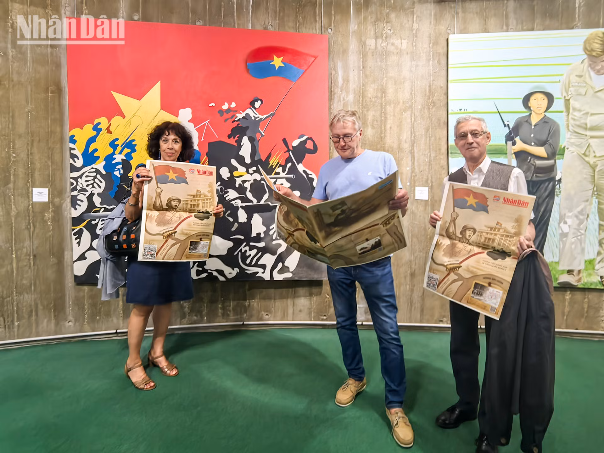 Ông Bonhomme Gibert (ở giữa), Tổng Liên đoàn Lao động CGT, là một người bạn Pháp gắn bó với Việt Nam. Ông chia sẻ: "Chúng tôi rất ngưỡng mộ Chủ tịch Hồ Chí Minh, vị lãnh tụ vĩ đại của nhân dân Việt Nam và một người bạn lớn của các thế hệ người Pháp yêu chuộng hòa bình. Những hình ảnh sống động về cuộc đấu tranh anh dũng của nhân dân Việt Nam, được giới thiệu qua phụ san đặc biệt của Báo Nhân Dân, gợi nhớ những năm tháng đấu tranh hết lòng của các thế hệ người Pháp yêu mến đất nước này".