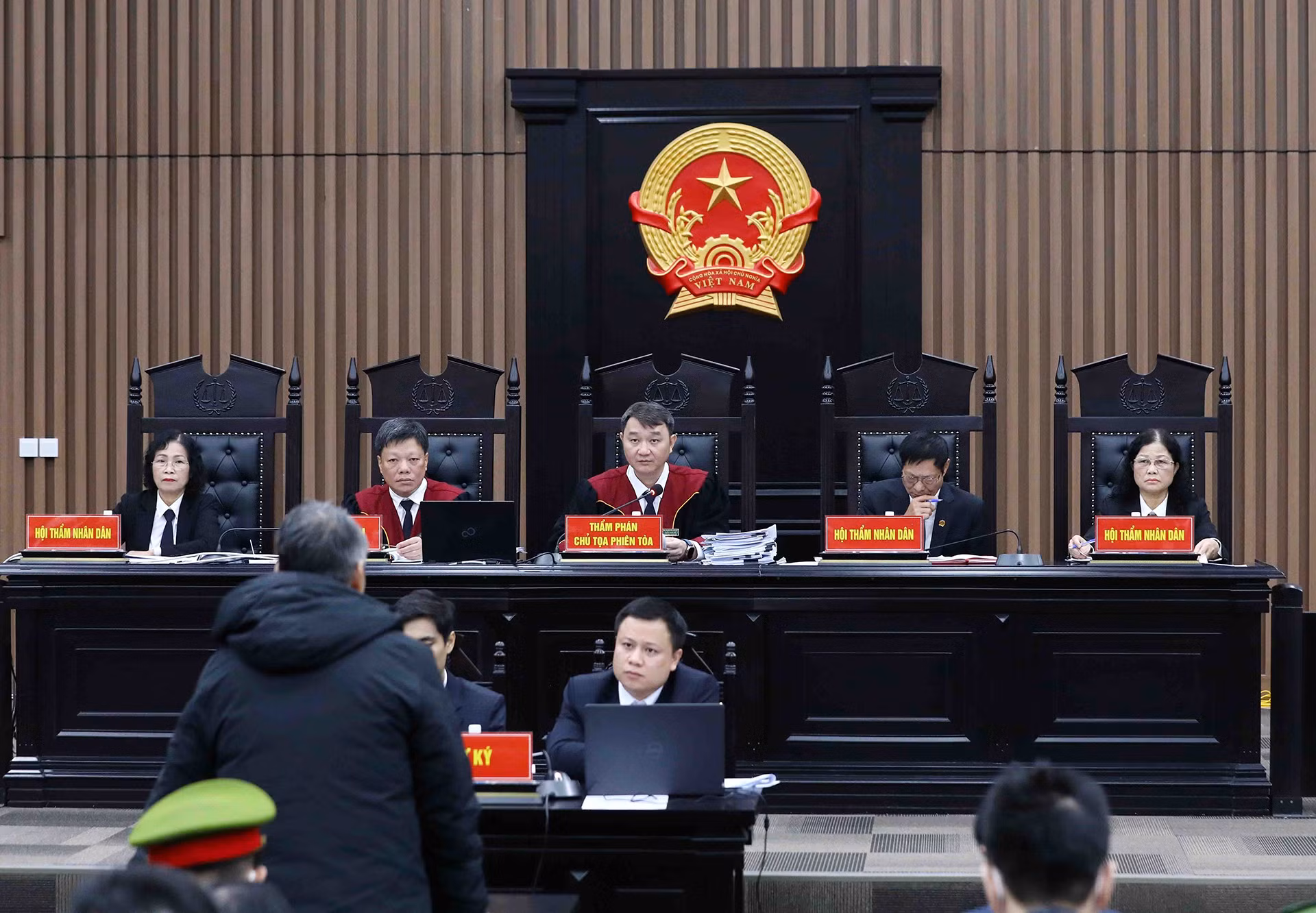 Thẩm phán, Chủ toạ Phiên tòa Trần Nam Hà điều hành phiên xét xử. Thẩm phán, Chủ toạ Phiên tòa Trần Nam Hà điều hành phiên xét xử.