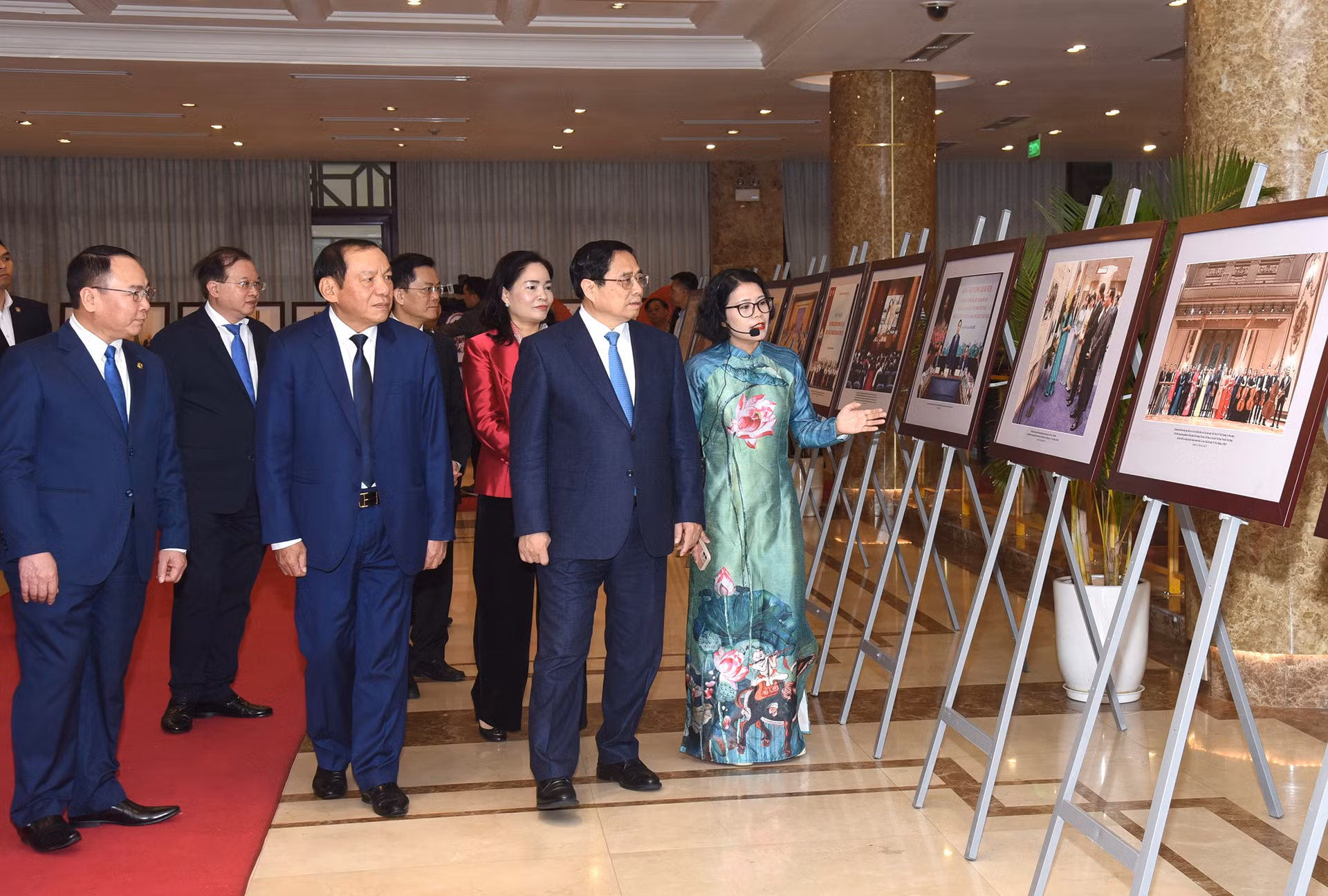 Thủ tướng Phạm Minh Chính tham quan trưng bày hình ảnh về các hoạt động văn hóa, thể thao và du lịch. Thủ tướng Phạm Minh Chính tham quan trưng bày hình ảnh về các hoạt động văn hóa, thể thao và du lịch.