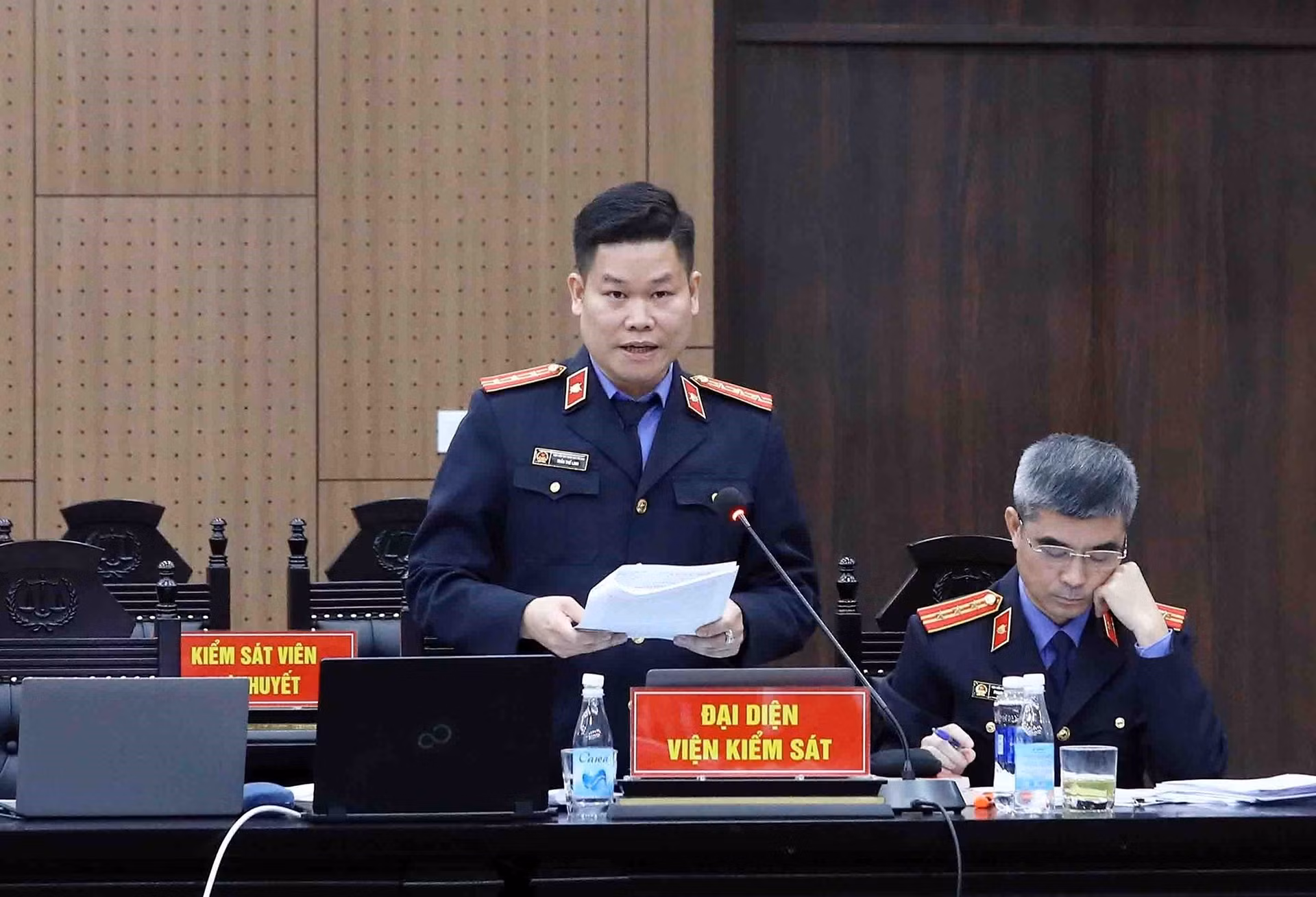 Đại diện Viện Kiểm sát công bố bản cáo trạng đối với các bị cáo. Đại diện Viện Kiểm sát công bố bản cáo trạng đối với các bị cáo.