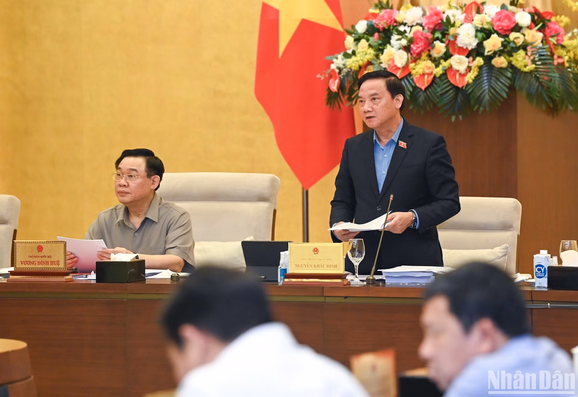 Sau phát biểu khai mạc, Phó Chủ tịch Quốc hội Nguyễn Khắc Định điều hành nội dung cho ý kiến về dự kiến Chương trình xây dựng luật, pháp lệnh năm 2025, điều chỉnh Chương trình xây dựng luật, pháp lệnh năm 2024. Sau phát biểu khai mạc, Phó Chủ tịch Quốc hội Nguyễn Khắc Định điều hành nội dung cho ý kiến về dự kiến Chương trình xây dựng luật, pháp lệnh năm 2025, điều chỉnh Chương trình xây dựng luật, pháp lệnh năm 2024.