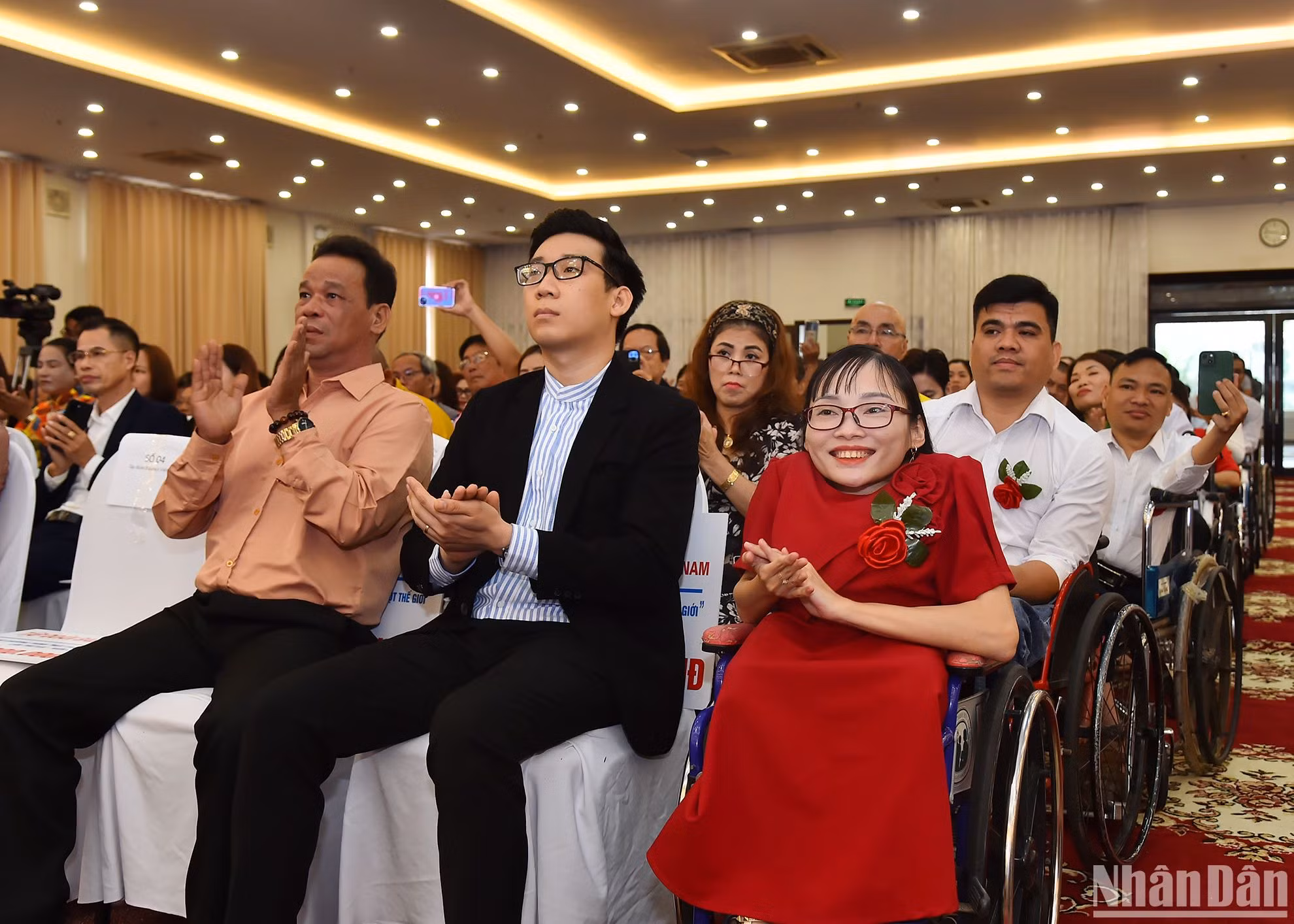 Các đại biểu là người khuyết tật, trẻ mồ côi và người bảo trợ tiêu biểu tham dự hội nghị. Các đại biểu là người khuyết tật, trẻ mồ côi và người bảo trợ tiêu biểu tham dự hội nghị.