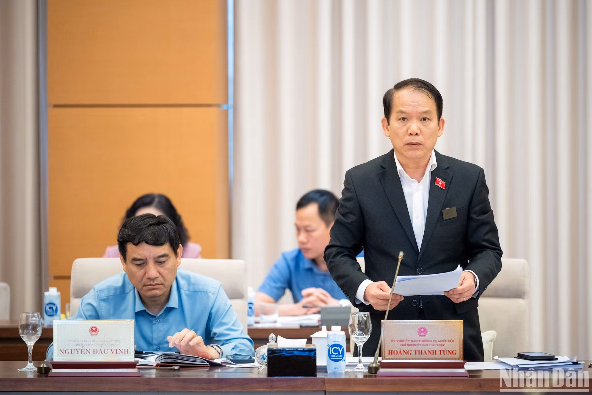 Chủ nhiệm Ủy ban Pháp luật Hoàng Thanh Tùng trình bày báo cáo thẩm tra. Chủ nhiệm Ủy ban Pháp luật Hoàng Thanh Tùng trình bày báo cáo thẩm tra.