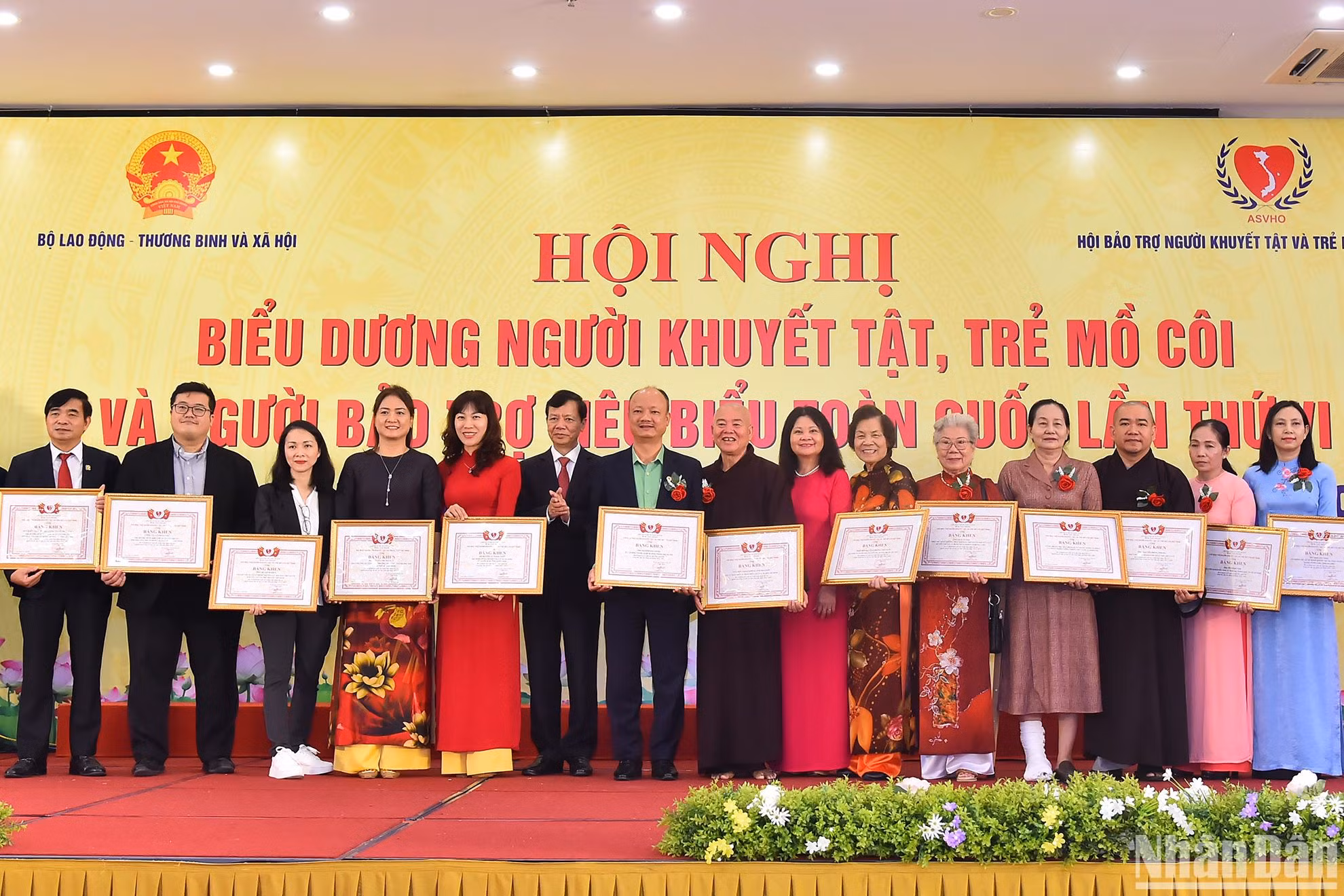 Lãnh đạo Hội bảo trợ người khuyết tật và trẻ mồ côi Việt Nam trao bằng khen cho các đại biểu là nhà bảo trợ tiêu biểu tại có thành tích xuất sắc trong lao động, học tập giai đoạn 2021-2023. Lãnh đạo Hội bảo trợ người khuyết tật và trẻ mồ côi Việt Nam trao bằng khen cho các đại biểu là nhà bảo trợ tiêu biểu tại có thành tích xuất sắc trong lao động, học tập giai đoạn 2021-2023.