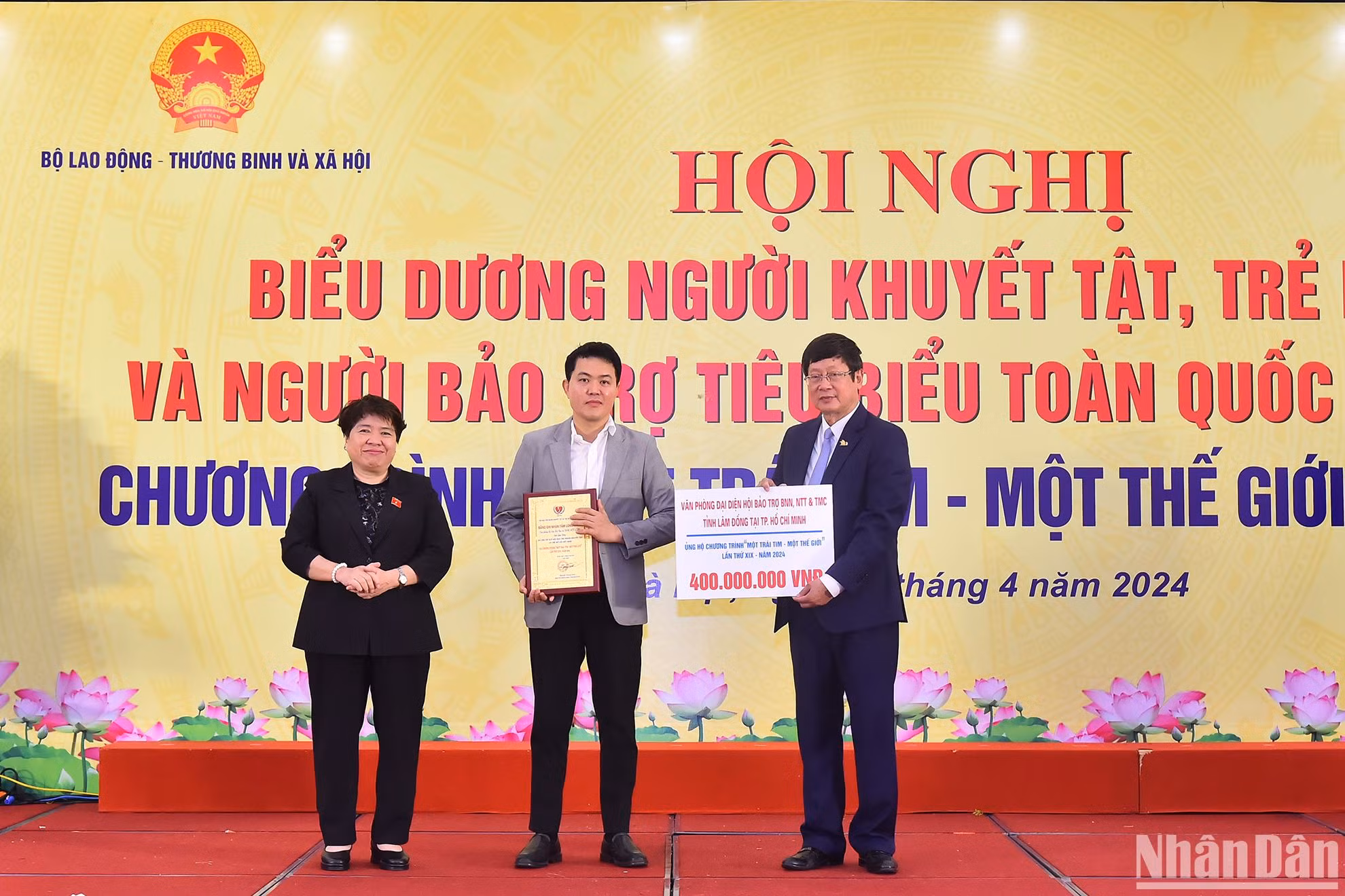 Chủ nhiệm Ủy ban Xã hội của Quốc hội Nguyễn Thúy Anh và Phó Chủ tịch Hội bảo trợ người khuyết tật và trẻ mồ côi Việt Nam Đỗ Mạnh Hùng tiếp nhận và trao biểu trưng cho các đơn vị, cá nhân đã ủng hộ và cam kết ủng hộ người khuyết tật, trẻ mồ côi và người có hoàn cảnh khó khăn. Chủ nhiệm Ủy ban Xã hội của Quốc hội Nguyễn Thúy Anh và Phó Chủ tịch Hội bảo trợ người khuyết tật và trẻ mồ côi Việt Nam Đỗ Mạnh Hùng tiếp nhận và trao biểu trưng cho các đơn vị, cá nhân đã ủng hộ và cam kết ủng hộ người khuyết tật, trẻ mồ côi và người có hoàn cảnh khó khăn.