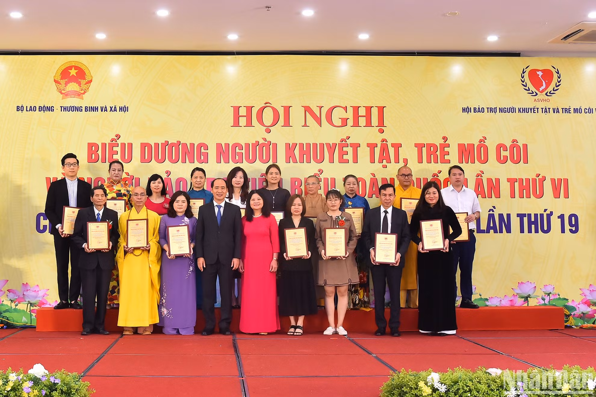 Thứ trưởng Lao động, Thương binh và Xã hội Nguyễn Văn Hồi và Phó Chủ tịch Hội bảo trợ người khuyết tật và trẻ mồ côi Việt Nam Trần Thị Dung tiếp nhận và trao biểu trưng cho các đơn vị, cá nhân đã ủng hộ và cam kết ủng hộ người khuyết tật, trẻ mồ côi và người có hoàn cảnh khó khăn. Thứ trưởng Lao động, Thương binh và Xã hội Nguyễn Văn Hồi và Phó Chủ tịch Hội bảo trợ người khuyết tật và trẻ mồ côi Việt Nam Trần Thị Dung tiếp nhận và trao biểu trưng cho các đơn vị, cá nhân đã ủng hộ và cam kết ủng hộ người khuyết tật, trẻ mồ côi và người có hoàn cảnh khó khăn.