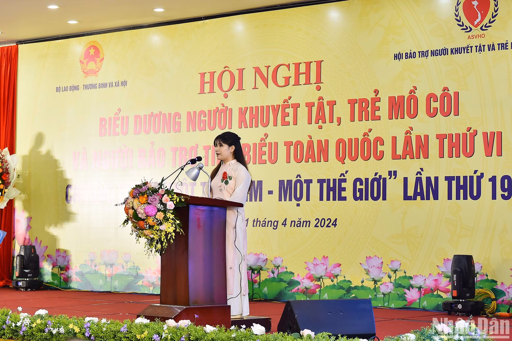 Đại biểu trẻ mồ côi Đặng Thu Hà (tỉnh Phú Thọ) phát biểu tâm sự tại hội nghị. Đại biểu trẻ mồ côi Đặng Thu Hà (tỉnh Phú Thọ) phát biểu tâm sự tại hội nghị.