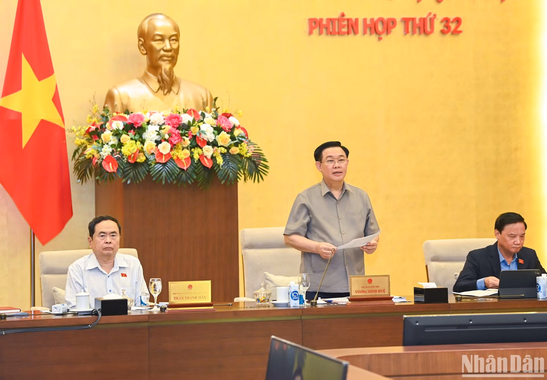 Chủ tịch Quốc hội Vương Đình Huệ phát biểu khai mạc, định hướng các nội dung thảo luận tại phiên họp. Chủ tịch Quốc hội Vương Đình Huệ phát biểu khai mạc, định hướng các nội dung thảo luận tại phiên họp.