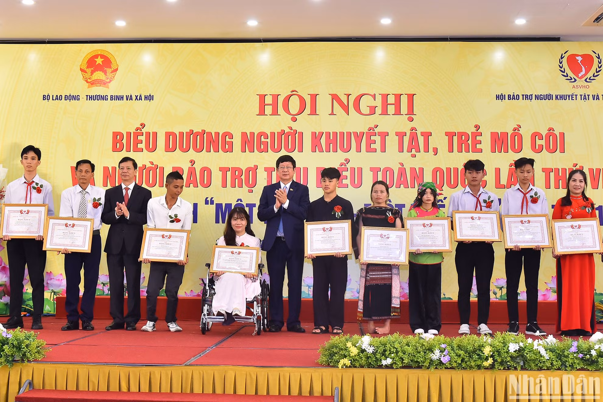 Lãnh đạo Hội bảo trợ người khuyết tật và trẻ mồ côi Việt Nam trao bằng khen cho các đại biểu là người khuyết tật, trẻ mồ côi có thành tích xuất sắc trong lao động, học tập giai đoạn 2021-2023. Lãnh đạo Hội bảo trợ người khuyết tật và trẻ mồ côi Việt Nam trao bằng khen cho các đại biểu là người khuyết tật, trẻ mồ côi có thành tích xuất sắc trong lao động, học tập giai đoạn 2021-2023.