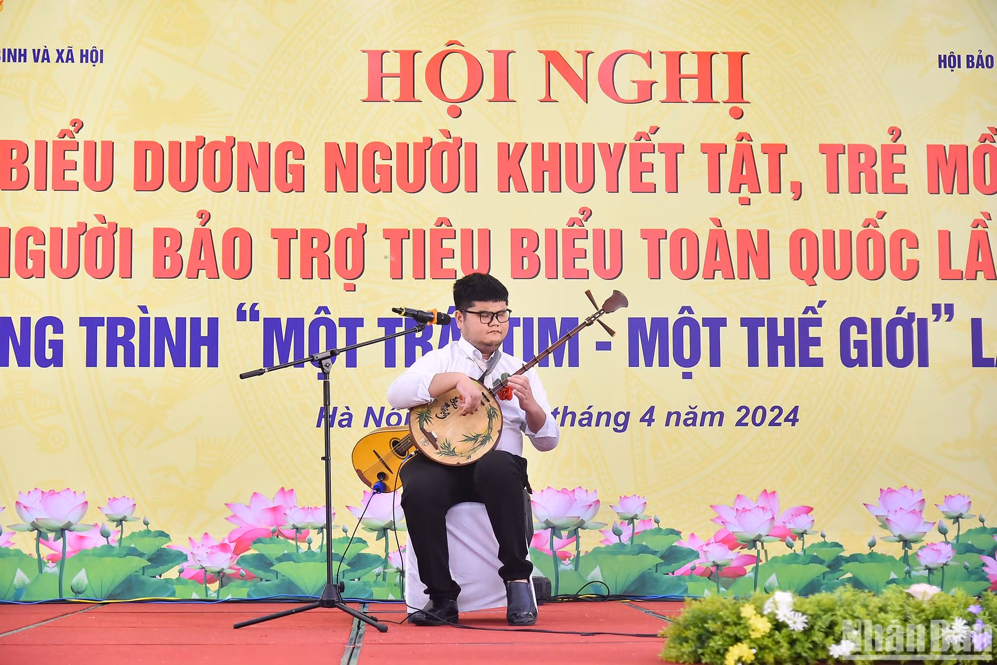 Đại biểu người khiếm thị Bùi Ngọc Thịnh (tỉnh Khánh Hoà) trình diễn độc tấu nhạc phẩm Đứa bé của nhạc sĩ Minh Khang bằng 3 trong 14 nhạc cụ mà anh thành thạo tại hội nghị. Đại biểu người khiếm thị Bùi Ngọc Thịnh (tỉnh Khánh Hoà) trình diễn độc tấu nhạc phẩm Đứa bé của nhạc sĩ Minh Khang bằng 3 trong 14 nhạc cụ mà anh thành thạo tại hội nghị.