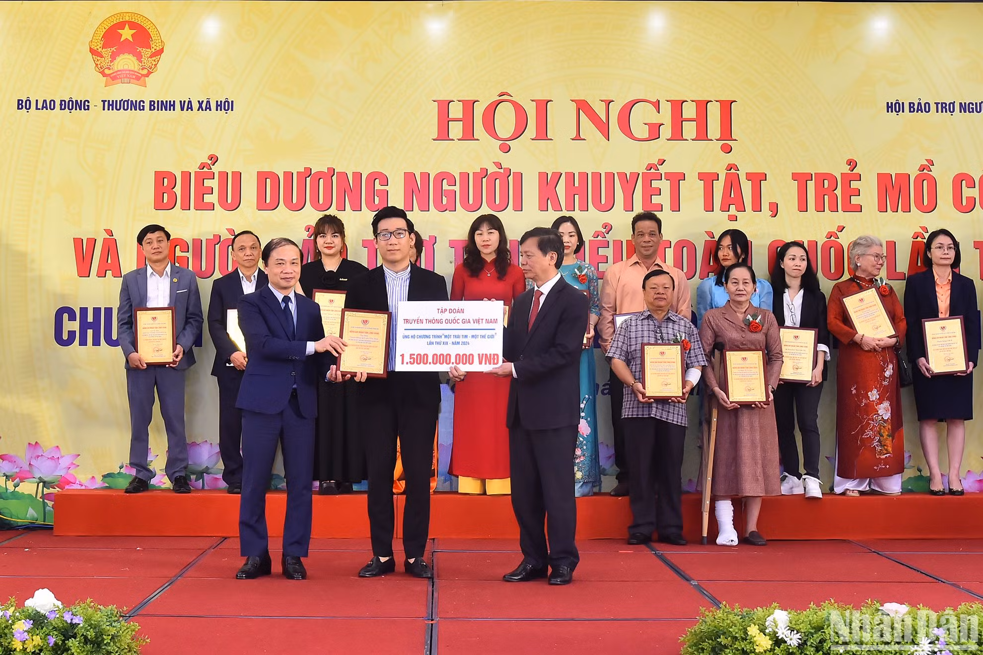 Phó Trưởng Ban Thường trực Ban Dân vận Trung ương Phạm Tất Thắng và Chủ tịch Hội bảo trợ người khuyết tật và trẻ mồ côi Việt Nam Nguyễn Trọng Đàm tiếp nhận và trao biểu trưng cho các đơn vị, cá nhân đã ủng hộ và cam kết ủng hộ người khuyết tật, trẻ mồ côi và người có hoàn cảnh khó khăn. Phó Trưởng Ban Thường trực Ban Dân vận Trung ương Phạm Tất Thắng và Chủ tịch Hội bảo trợ người khuyết tật và trẻ mồ côi Việt Nam Nguyễn Trọng Đàm tiếp nhận và trao biểu trưng cho các đơn vị, cá nhân đã ủng hộ và cam kết ủng hộ người khuyết tật, trẻ mồ côi và người có hoàn cảnh khó khăn.