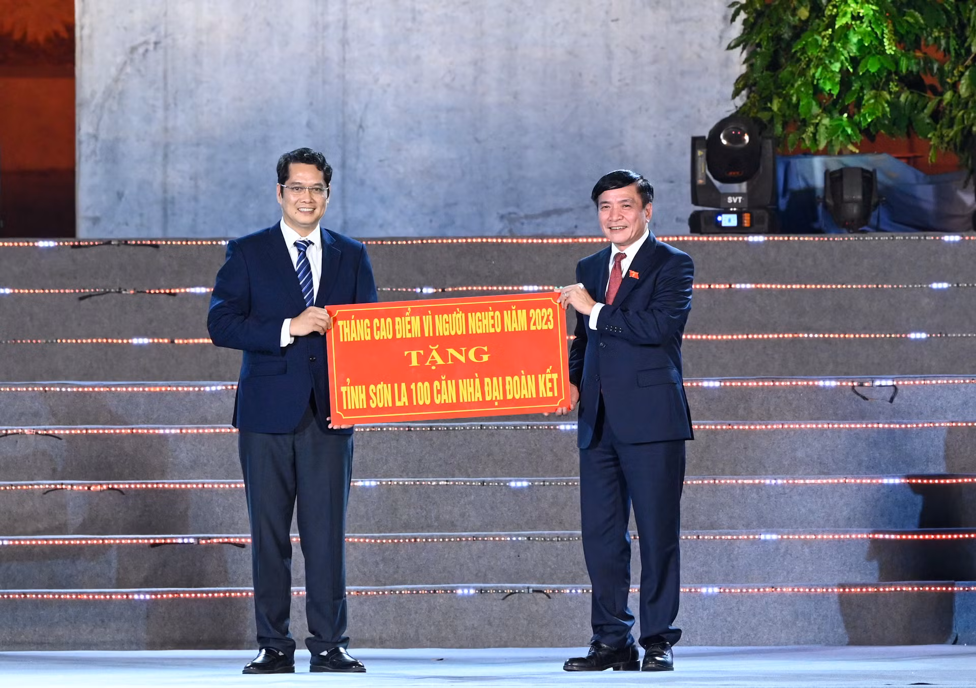 Tổng Thư ký, Chủ nhiệm Văn phòng Quốc hội Bùi Văn Cường trao hỗ trợ xây nhà Đại đoàn kết cho tỉnh Sơn La.