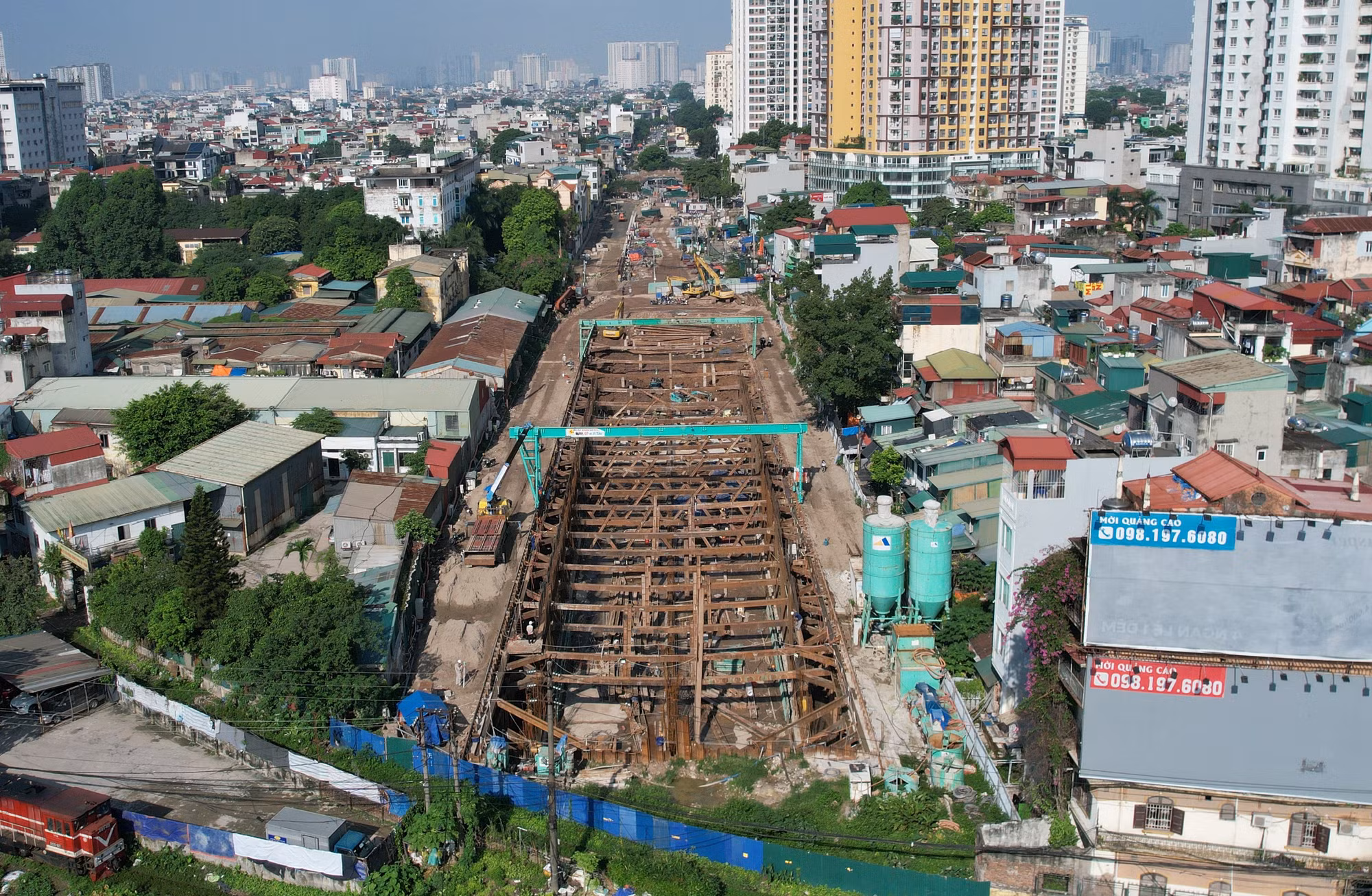 Công trường thi công hầm chui tại nút giao Giải Phóng - Kim Đồng nằm trên địa bàn quận Hoàng Mai (Hà Nội).