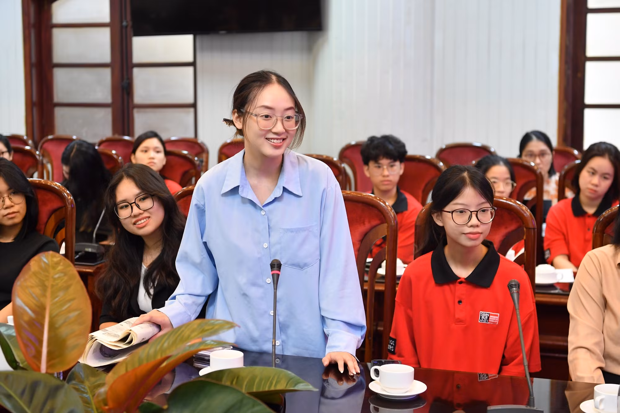 Sinh viên Trung tâm liên kết đào tạo FPT Swinburne Vietnam sôi nổi đặt câu hỏi tại buổi giao lưu. Sinh viên Trung tâm liên kết đào tạo FPT Swinburne Vietnam sôi nổi đặt câu hỏi tại buổi giao lưu.