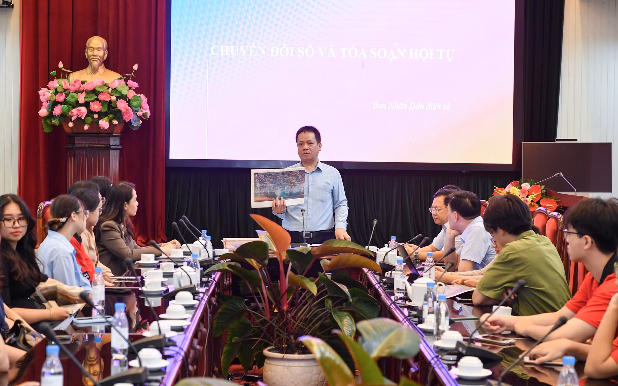 Ông Phạm Song Hà, Ủy viên Ban Biên tập, Trưởng Ban Chính trị-Xã hội, Phó Chủ tịch Liên Chi hội Nhà báo Báo Nhân Dân trả lời câu hỏi của các bạn sinh viên. Ông Phạm Song Hà, Ủy viên Ban Biên tập, Trưởng Ban Chính trị-Xã hội, Phó Chủ tịch Liên Chi hội Nhà báo Báo Nhân Dân trả lời câu hỏi của các bạn sinh viên.
