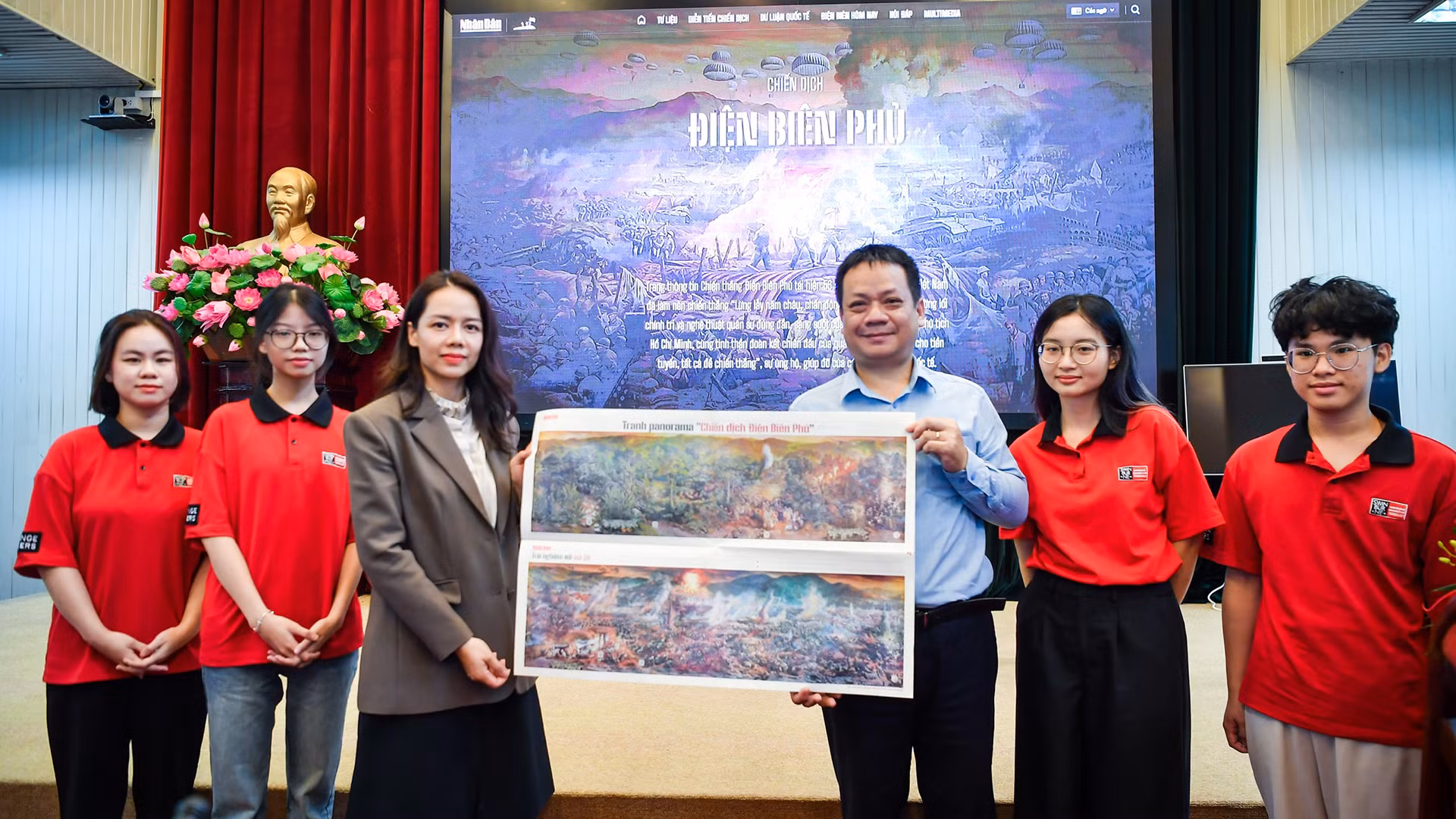 Ông Phạm Song Hà, Ủy viên Ban Biên tập, Trưởng Ban Chính trị-Xã hội, Phó Chủ tịch Liên Chi hội Nhà báo Báo Nhân Dân, tặng phụ trương tranh panorama "Chiến dịch Điện Biên Phủ" cho Tiến sĩ Ngô Bích Ngọc, Chủ nhiệm Bộ môn Truyền thông Đa phương tiện, Trung tâm liên kết đào tạo FPT Swinburne Vietnam.