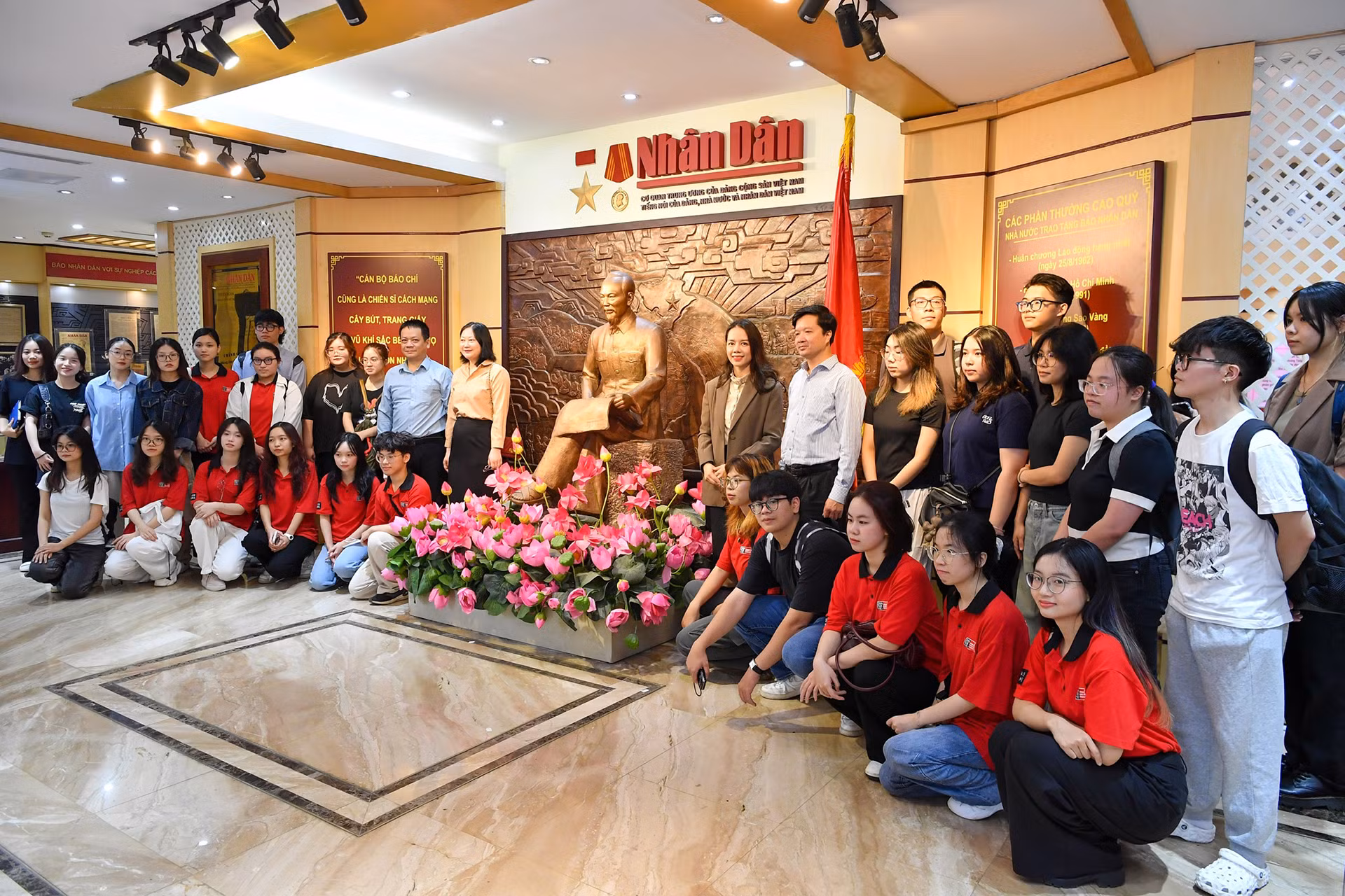 Đoàn giảng viên, sinh viên Trung tâm liên kết đào tạo FPT Swinburne Vietnam tham quan Nhà Truyền thống Báo Nhân Dân. Đoàn giảng viên, sinh viên Trung tâm liên kết đào tạo FPT Swinburne Vietnam tham quan Nhà Truyền thống Báo Nhân Dân.