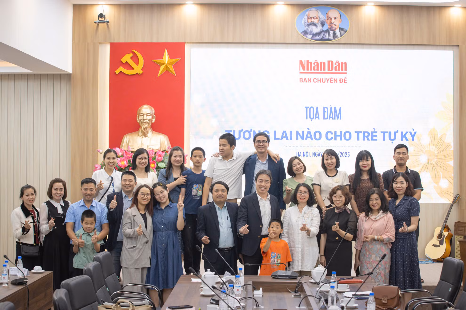 Các khách mời của buổi tọa đàm và các em chụp ảnh lưu niệm. Ảnh: SƠN TÙNG