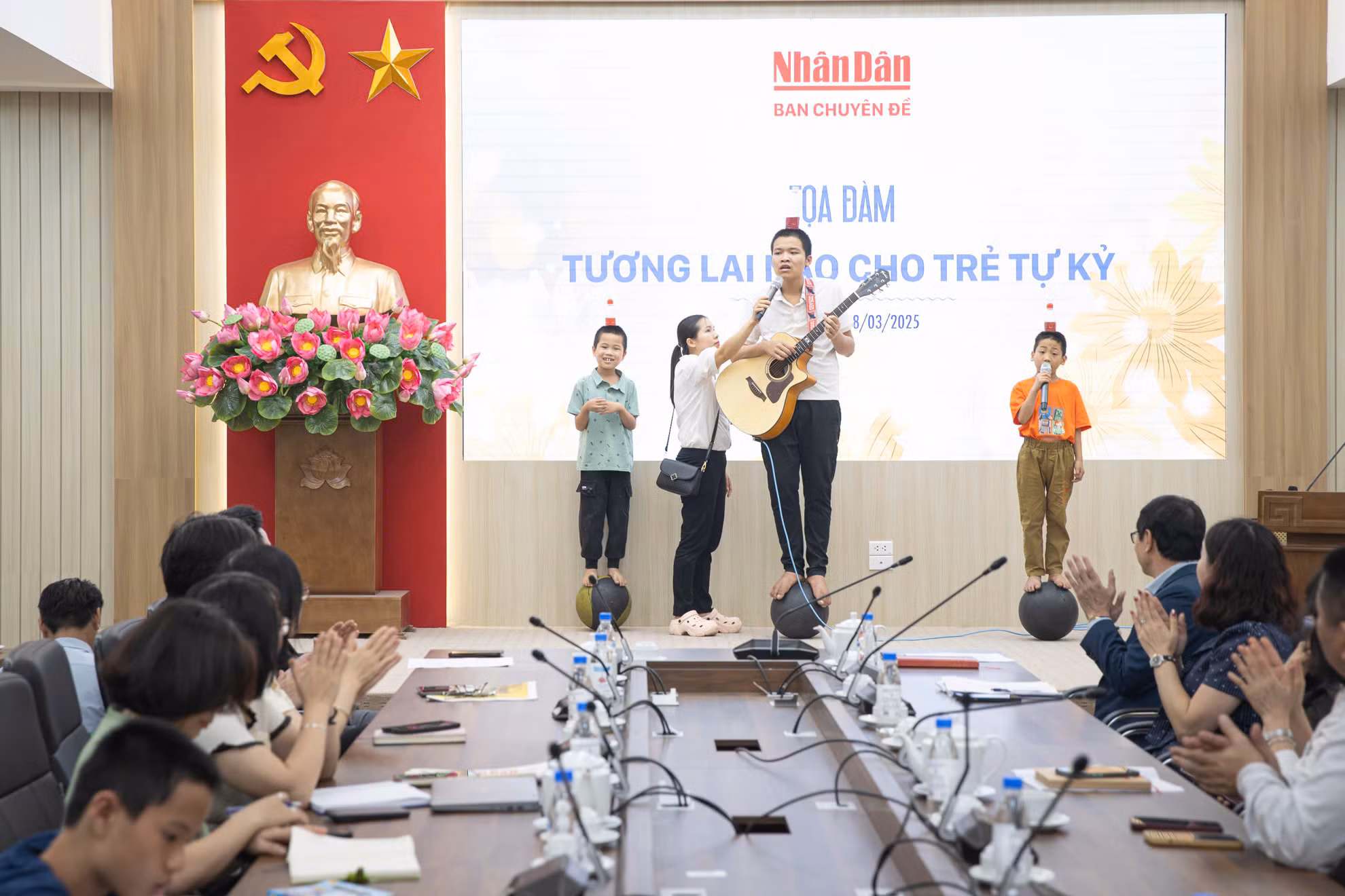 Một tiết mục biểu diễn của trẻ tự kỷ tại tọa đàm "Tương lai nào cho trẻ tự kỷ?". Ảnh: SƠN TÙNG