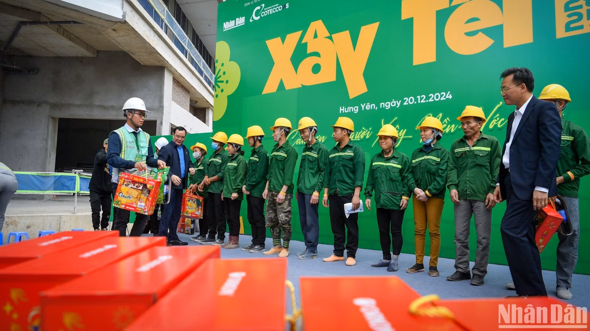 Ngày 20/12, hoạt động trọng điểm của chương trình “Xây Tết 2025” đã diễn ra tại công trường Ecopark, huyện Văn Giang, tỉnh Hưng Yên. Tại sự kiện, gần 2.600 phần quà đã được trao tặng cho các công nhân đang ngày đêm miệt mài lao động.