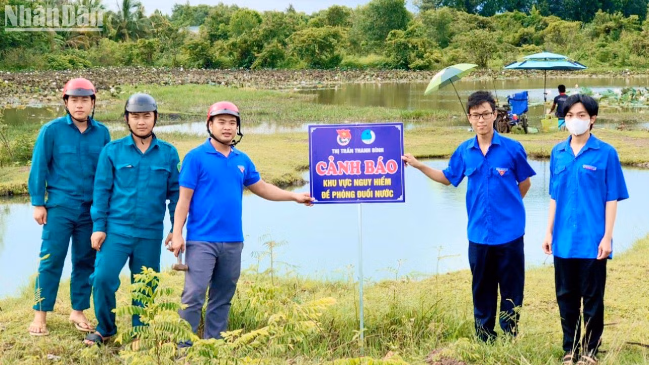 Các bạn đoàn viên thanh niên cắm bảng cảnh báo nguy hiểm, đề phòng đuối nước. Các bạn đoàn viên thanh niên cắm bảng cảnh báo nguy hiểm, đề phòng đuối nước.