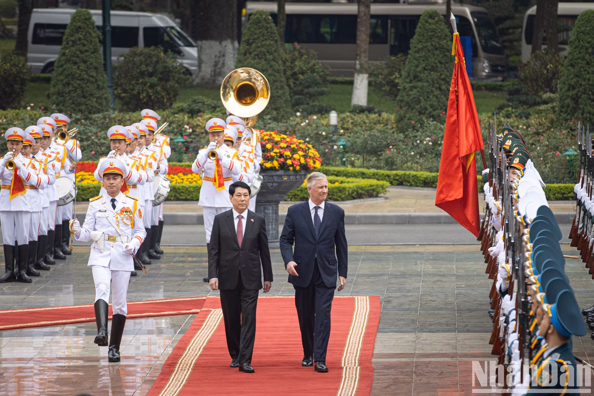 Chủ tịch nước Lương Cường và Nhà vua Vương quốc Bỉ Philippe duyệt đội danh dự Quân đội nhân dân Việt Nam. Chủ tịch nước Lương Cường và Nhà vua Vương quốc Bỉ Philippe duyệt đội danh dự Quân đội nhân dân Việt Nam.