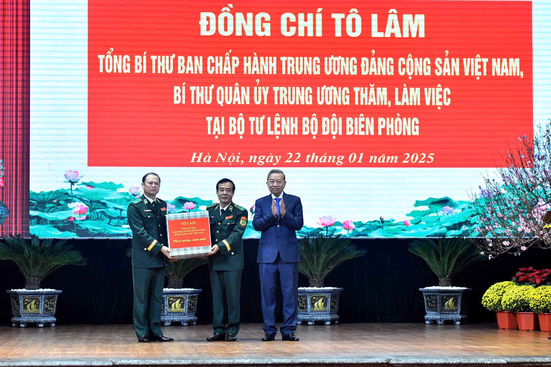 Tổng Bí thư Tô Lâm tặng quà cho cán bộ, chiến sĩ Bộ đội Biên phòng. Tổng Bí thư Tô Lâm tặng quà cho cán bộ, chiến sĩ Bộ đội Biên phòng.