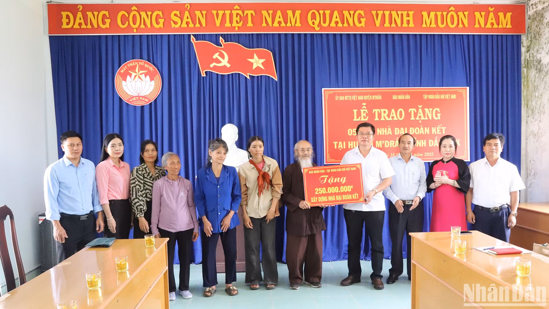 Đại diện Báo Nhân Dân trao bảng tượng trưng số tiền 250 triệu đồng tặng 5 gia đình, mỗi gia đình 50 triệu đồng để xây dựng nhà đại đoàn kết.