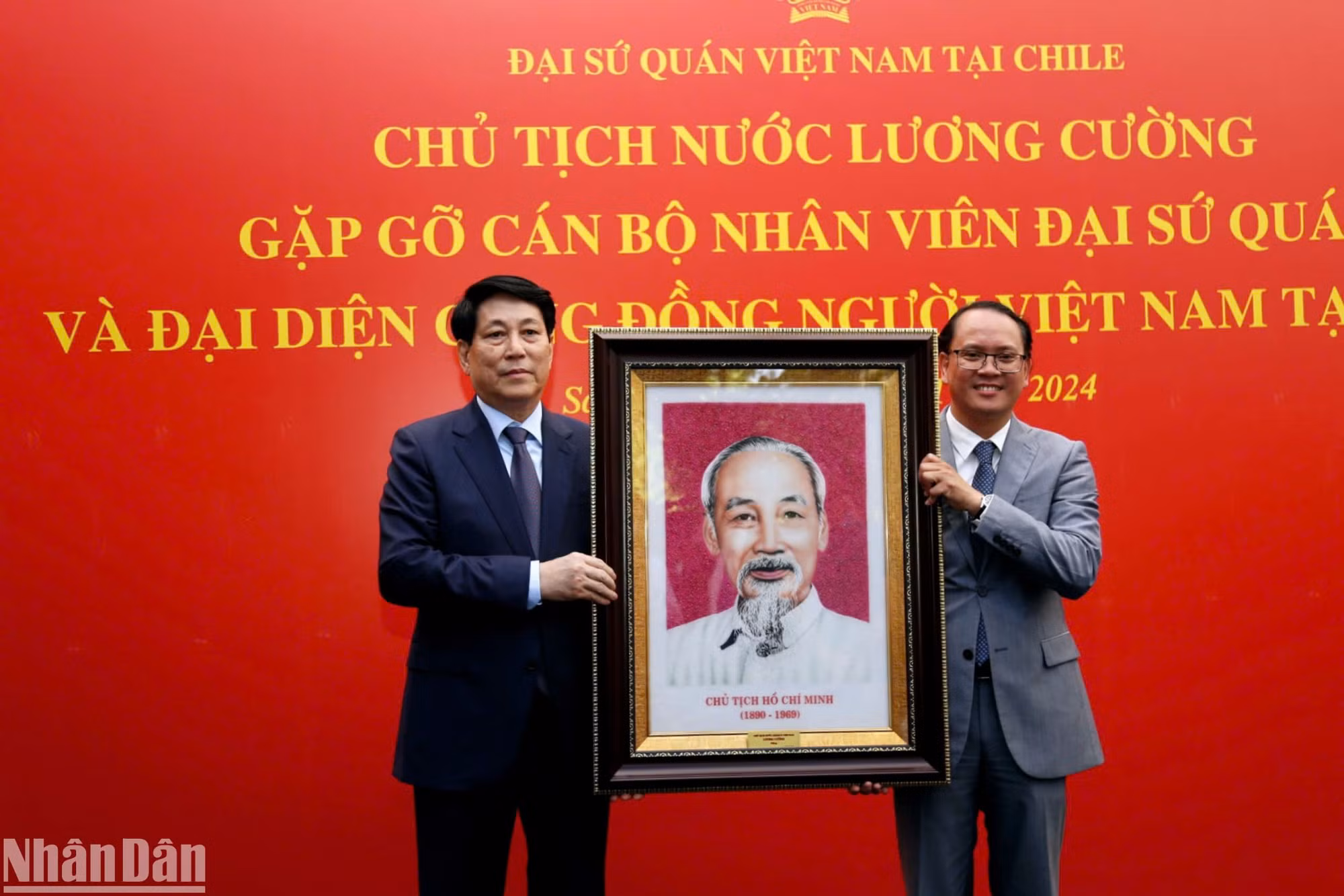 Chủ tịch nước Lương Cường trao bức chân dung Chủ tịch Hồ Chí Minh tặng Đại sứ quán Việt Nam tại Chile.