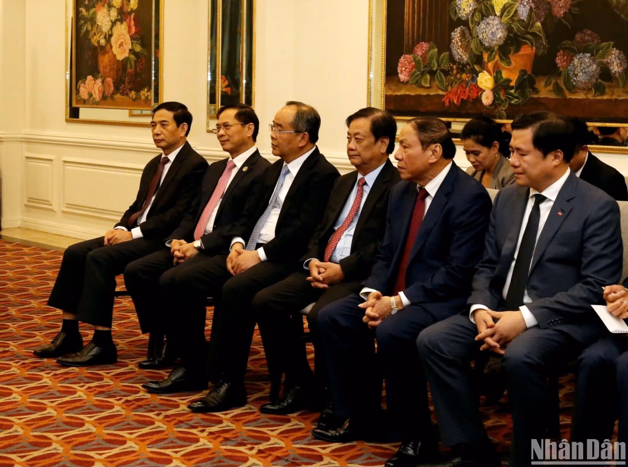 Các quan chức Việt Nam cùng tham dự gặp.
