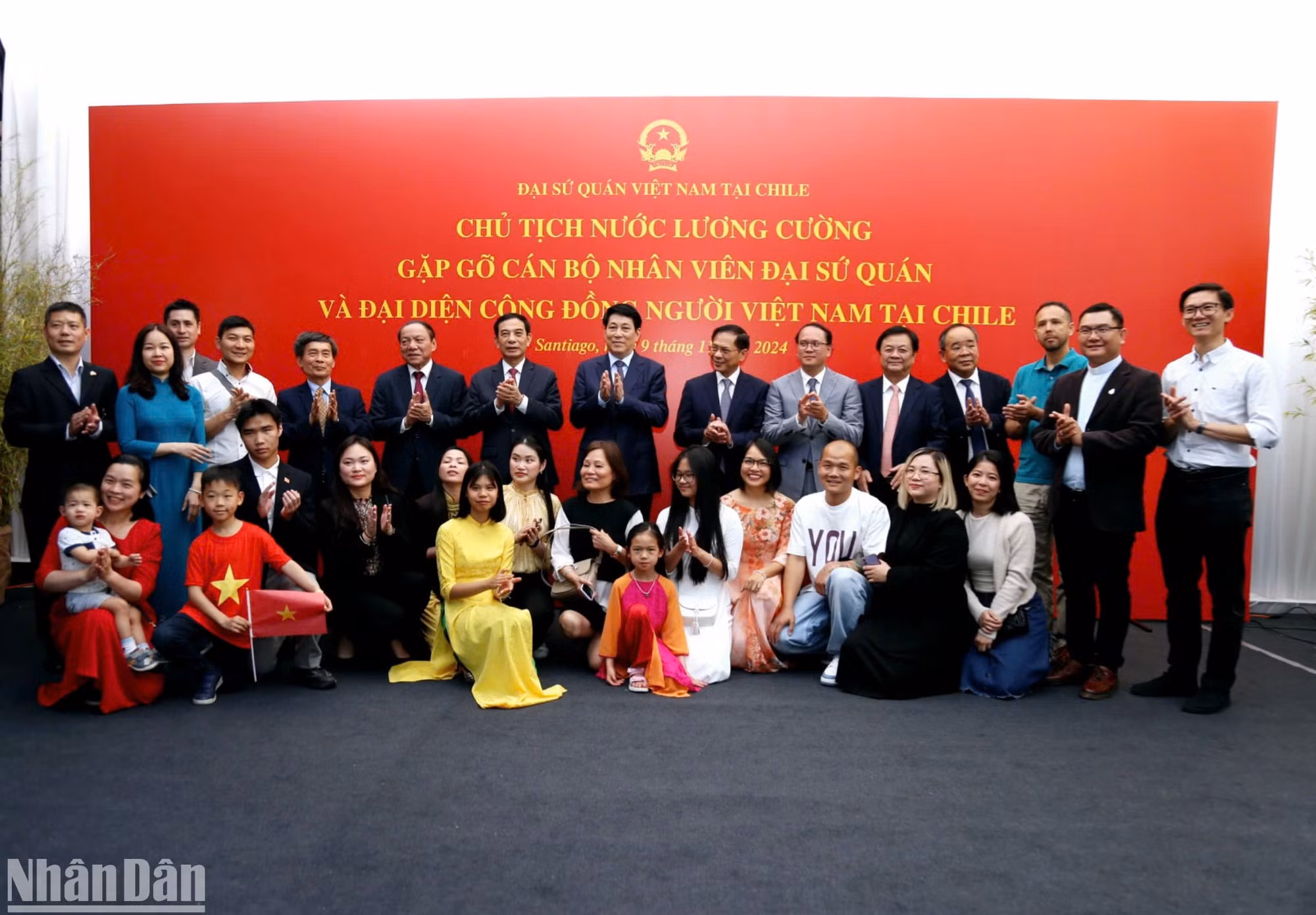 Chủ tịch nước Lương Cường cùng đại biểu đoàn công tác và đại diện bà con người Việt sinh sống tại Chile.