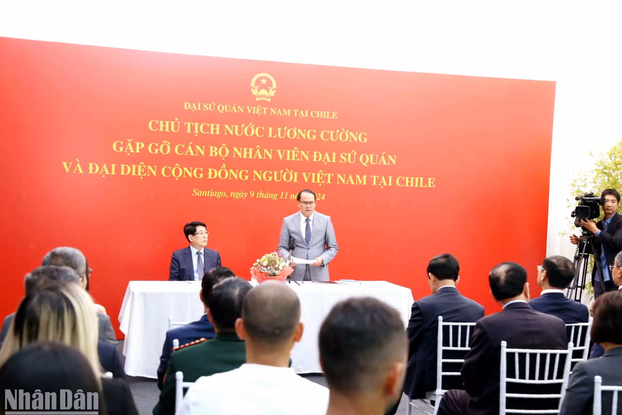 Đại sứ Nguyễn Việt Cường báo cáo Chủ tịch nước và đoàn về hoạt động của Đại sứ quán và tình hình cộng đồng người Việt Nam tại Chile.