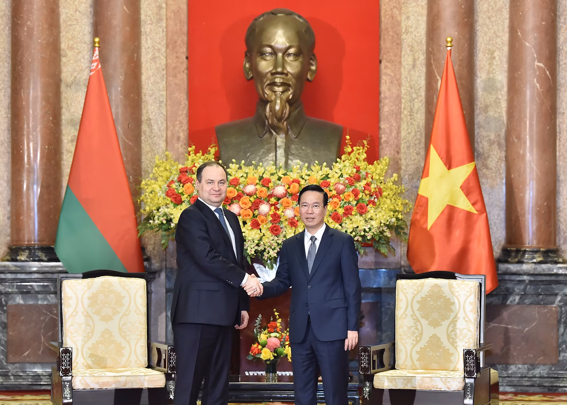 Chủ tịch nước Võ Văn Thưởng và Thủ tướng Cộng hòa Belarus Roman Golovchenko tại buổi tiếp.