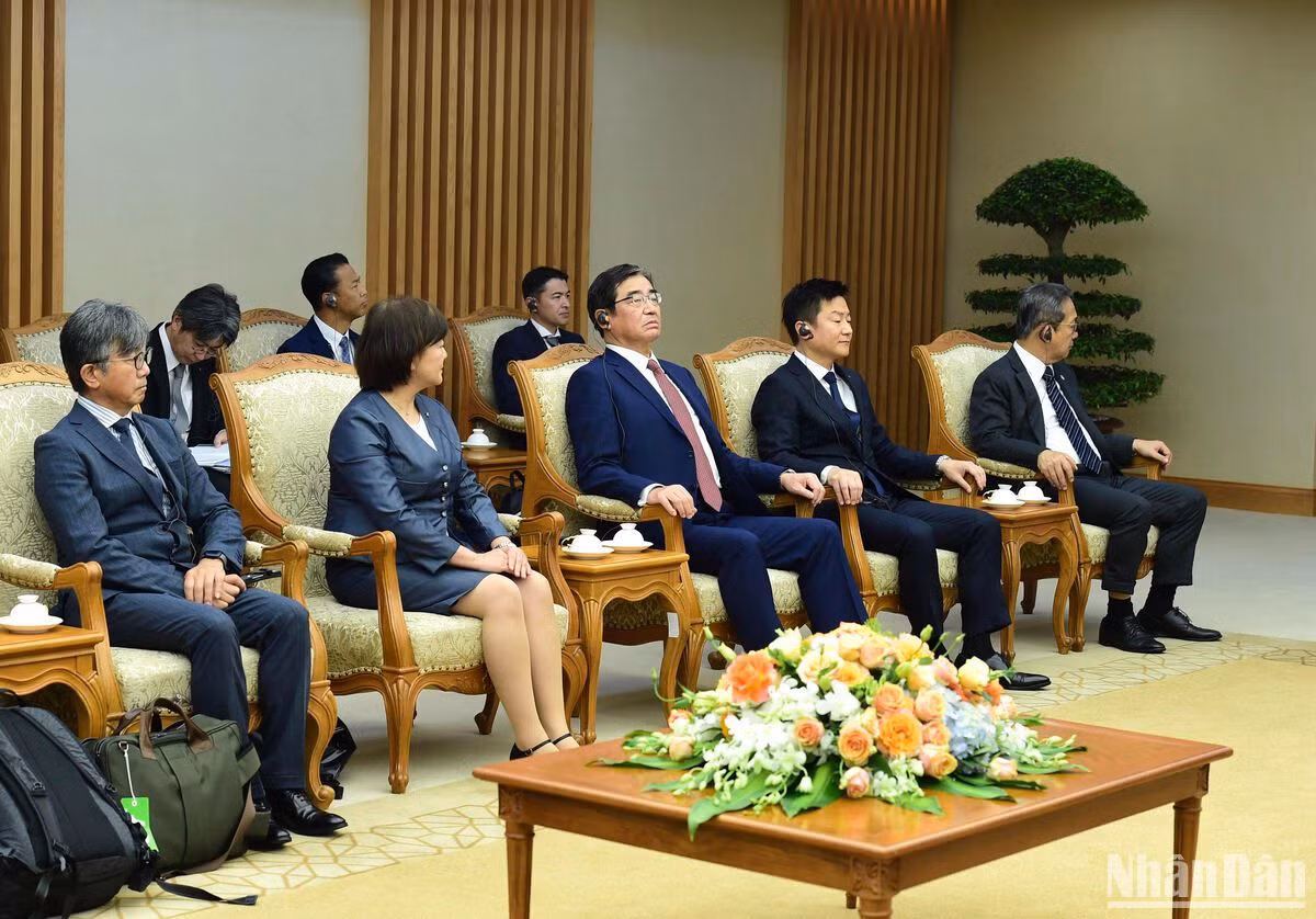 Các thành viên đi cùng đoàn với ông Yamamoto Ichita, Thống đốc tỉnh Gunma (Nhật Bản) tham dự buổi tiếp.