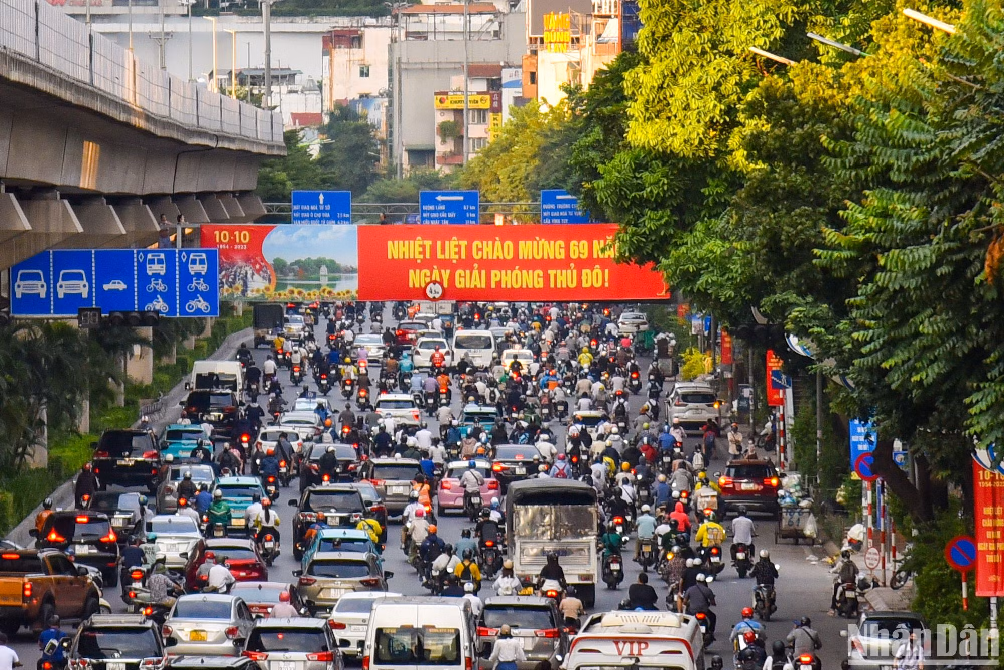 Hình ảnh tại đường Nguyễn Trãi với sắc đỏ chủ đạo nổi bật của tấm pano cỡ lớn.