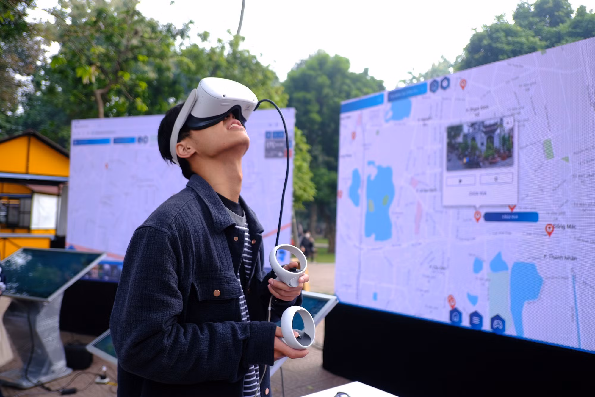 Hoạt động trải nghiệm tại khu vực tham quan thực tế ảo VR360 công trình mã hóa dữ liệu các “địa chỉ đỏ” trên địa bàn Thành phố. Hoạt động trải nghiệm tại khu vực tham quan thực tế ảo VR360 công trình mã hóa dữ liệu các “địa chỉ đỏ” trên địa bàn Thành phố.