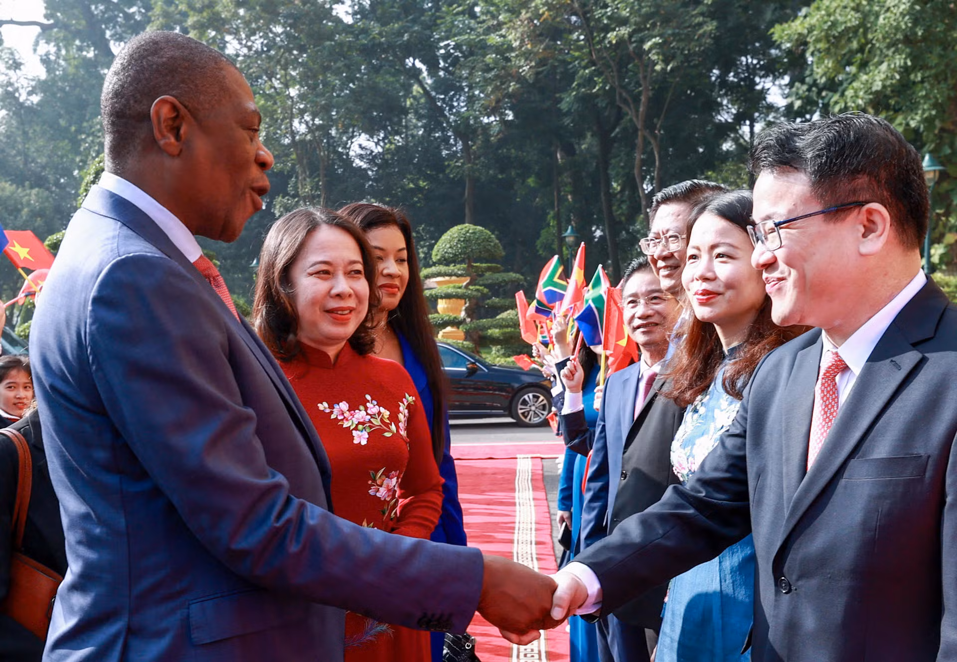 Phó Chủ tịch nước Võ Thị Ánh Xuân giới thiệu với Phó Tổng thống Cộng hòa Nam Phi Paul Mashatile các đại biểu Việt Nam dự lễ đón. Phó Chủ tịch nước Võ Thị Ánh Xuân giới thiệu với Phó Tổng thống Cộng hòa Nam Phi Paul Mashatile các đại biểu Việt Nam dự lễ đón.