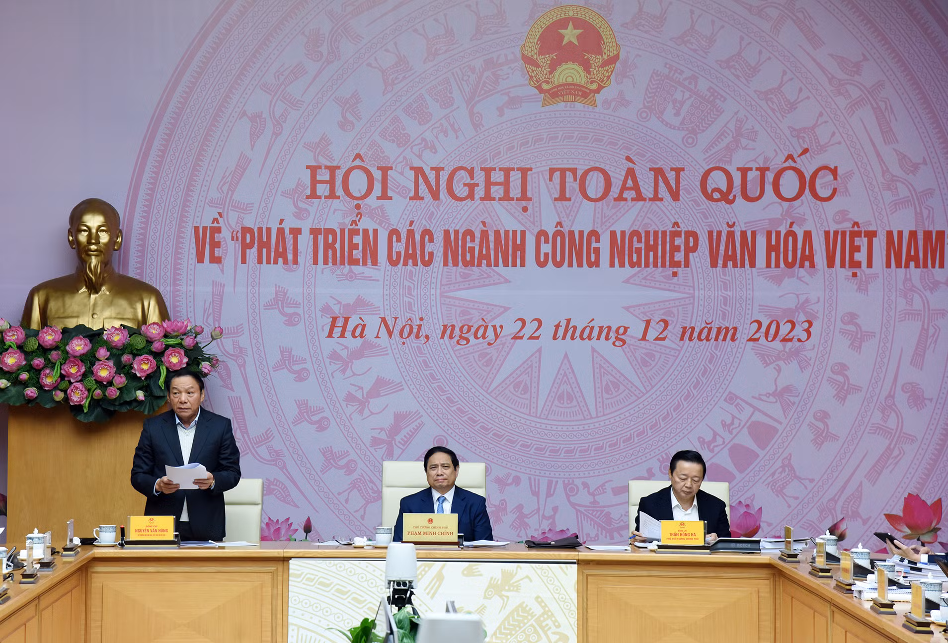 Bộ trưởng Văn hóa, Thể thao và Du lịch Nguyễn Văn Hùng báo cáo về thực tế phát triển của các ngành công nghiệp văn hóa.