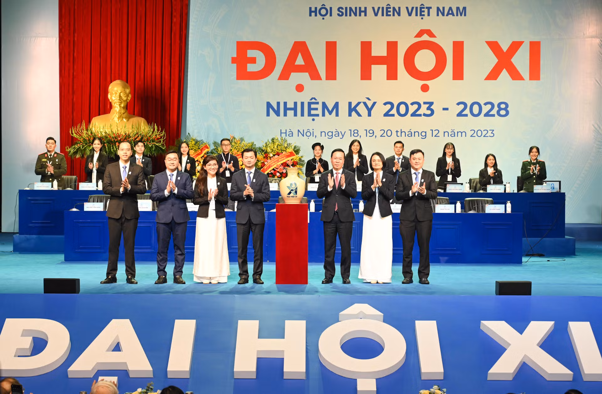 Chủ tịch nước Võ Văn Thưởng tặng quà chúc mừng Đại hội. Chủ tịch nước Võ Văn Thưởng tặng quà chúc mừng Đại hội.
