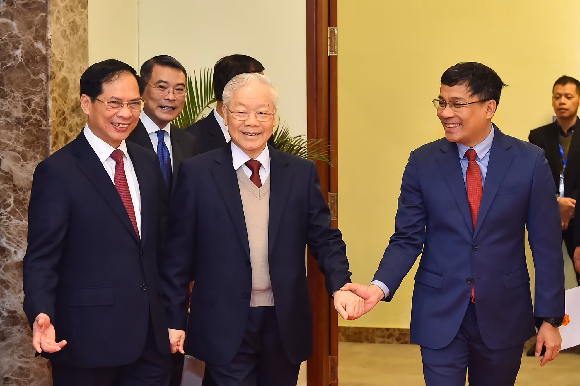 Các đồng chí lãnh đạo Bộ Ngoại giao đón Tổng Bí thư Nguyễn Phú Trọng tới dự phiên khai mạc Hội nghị Ngoại giao lần thứ 32.