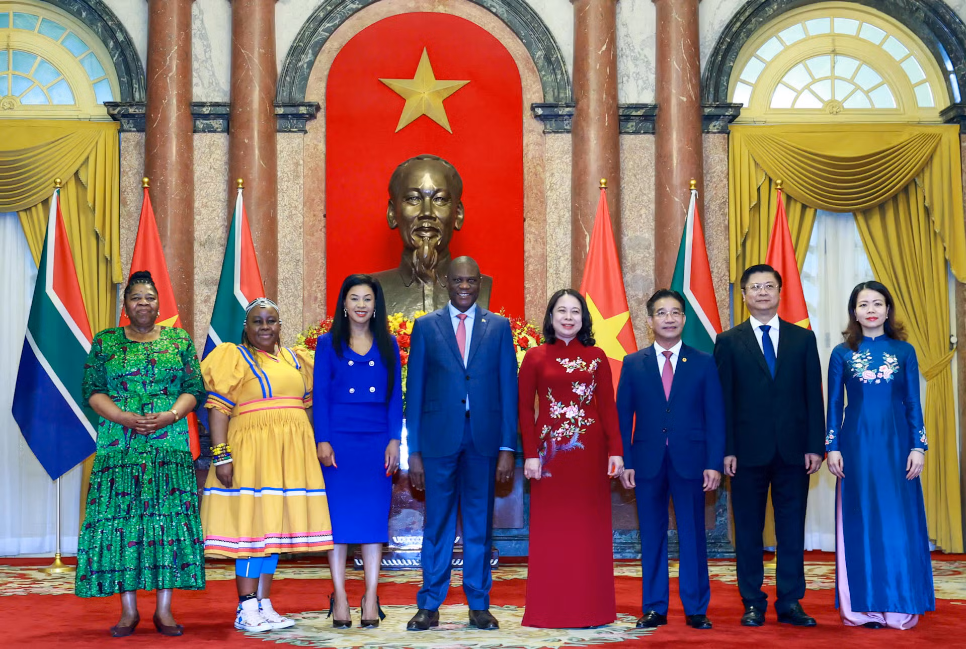 Phó Chủ tịch nước Võ Thị Ánh Xuân và Phó Tổng thống Cộng hòa Nam Phi Paul Mashatile chụp ảnh lưu niệm với đại biểu hai nước. Phó Chủ tịch nước Võ Thị Ánh Xuân và Phó Tổng thống Cộng hòa Nam Phi Paul Mashatile chụp ảnh lưu niệm với đại biểu hai nước.
