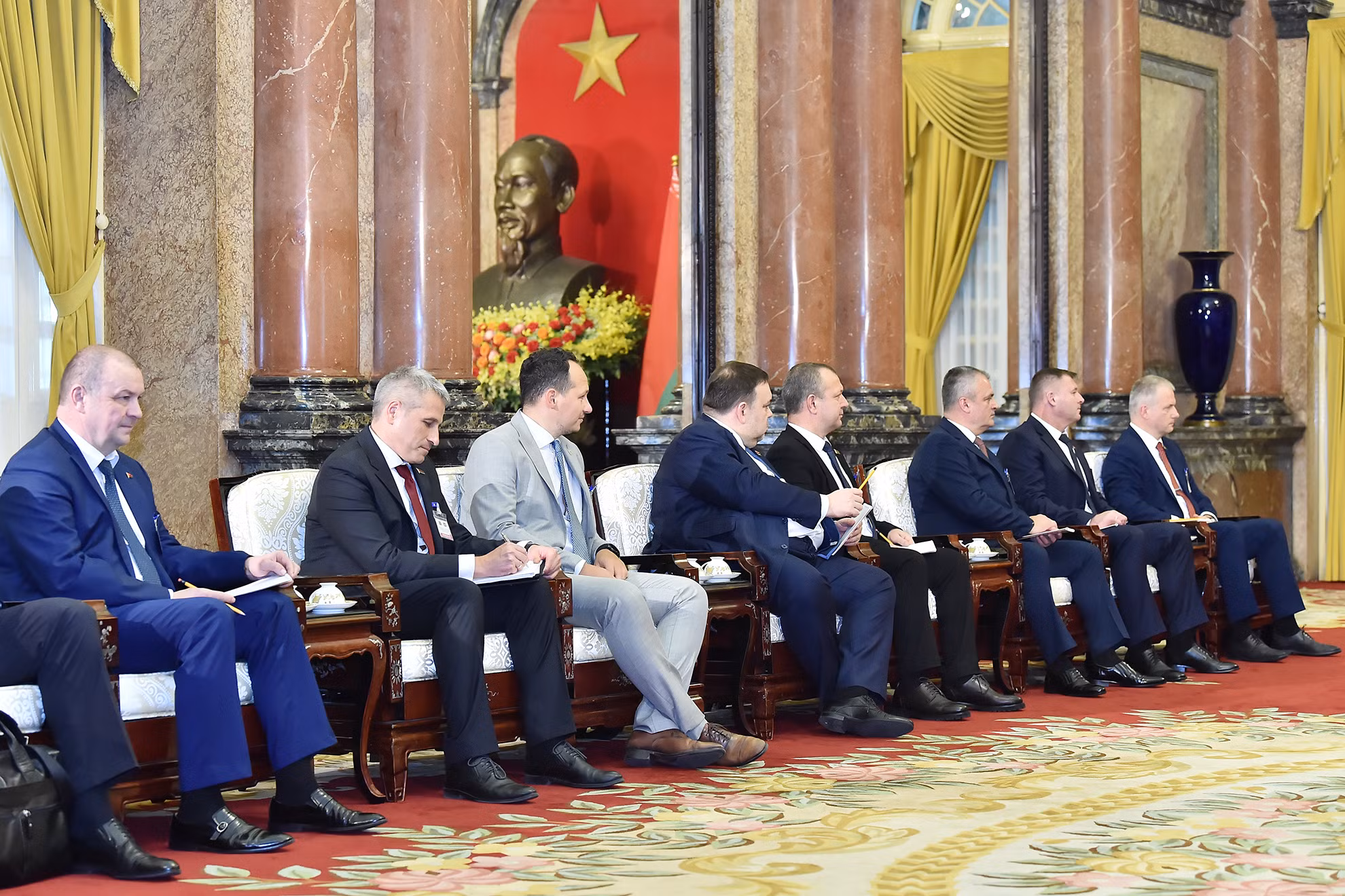 Đoàn đại biểu tháp tùng Thủ tướng Cộng hòa Belarus Roman Golovchenko tham dự buổi tiếp.