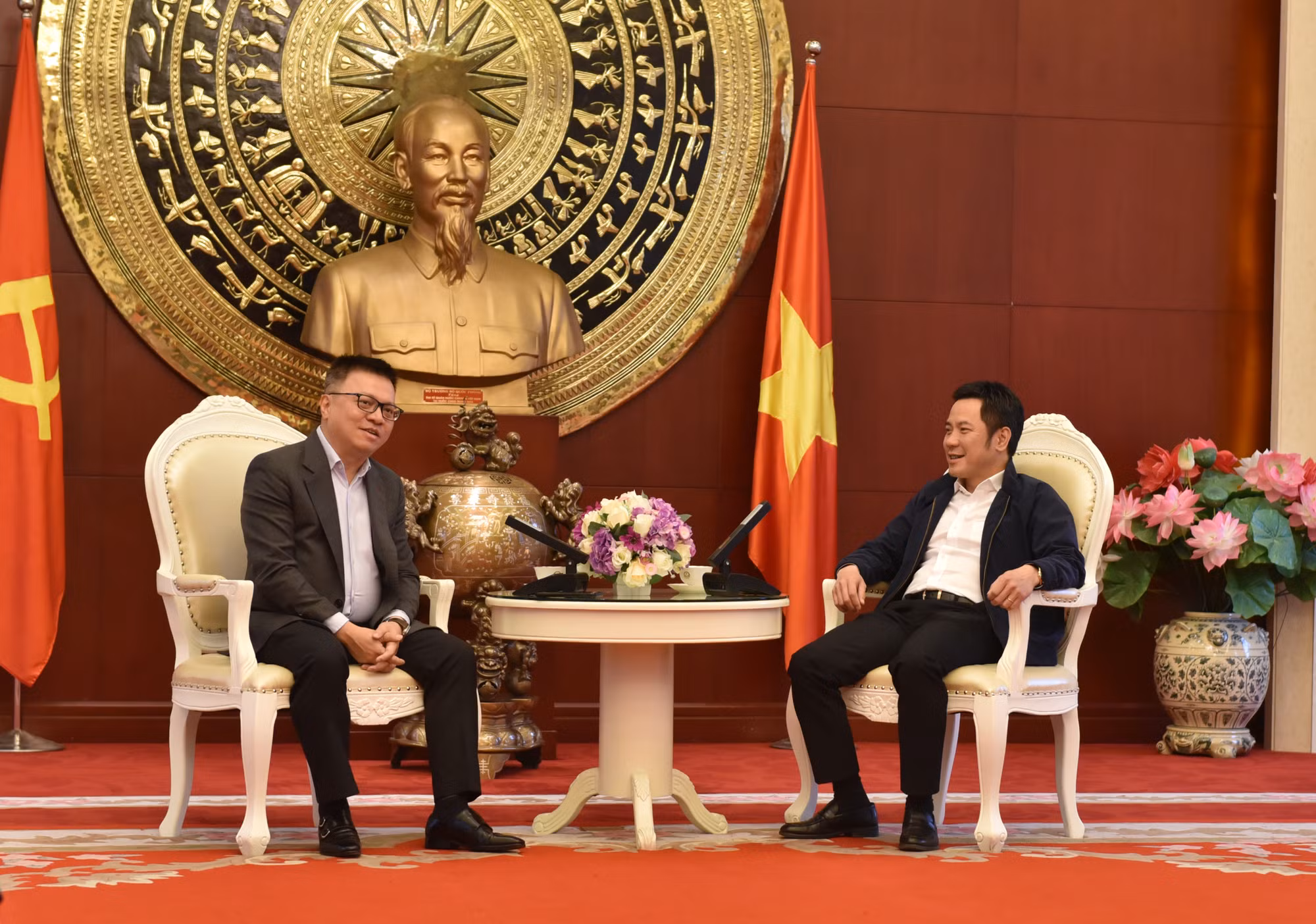 Tổng Biên tập Lê Quốc Minh và Đoàn đại biểu Báo Nhân Dân thăm và làm việc với Đại sứ quán Việt Nam tại Trung Quốc, các cơ quan báo chí Việt Nam thường trú tại Trung Quốc. Trong ảnh là Tổng Biên tập Lê Quốc Minh và Công sứ Ninh Thành Công (bên phải).