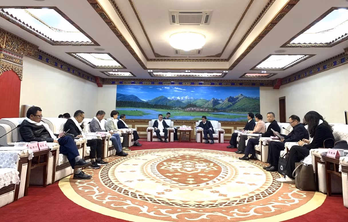 Trong khuôn khổ chuyến thăm, Đoàn đại biểu Báo Nhân Dân đã đến thăm khu tự trị Tây Tạng, tìm hiểu tình hình phát triển kinh tế-xã hội, bảo tồn văn hóa và phát triển truyền thông, báo chí của địa phương. Trong ảnh, đồng chí Lê Quốc Minh và Đoàn làm việc với đồng chí Uông Hải Châu, Ủy viên Ban Thường vụ, Trưởng Ban Tuyên truyền Đảng ủy khu tự trị Tây Tạng và lãnh đạo Tây Tạng nhật báo, cơ quan thường trú Nhân dân nhật báo tại Tây Tạng.