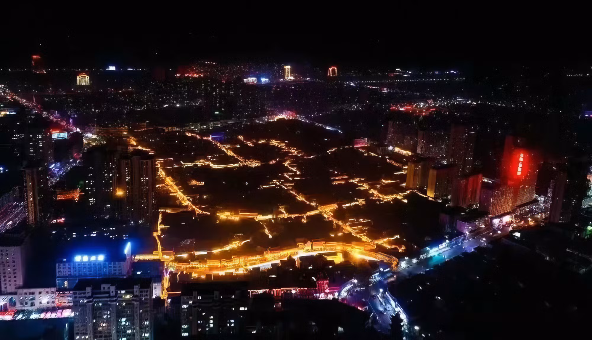Toàn cảnh "tám phường mười ba ngõ" về đêm. (Ảnh: CTV)