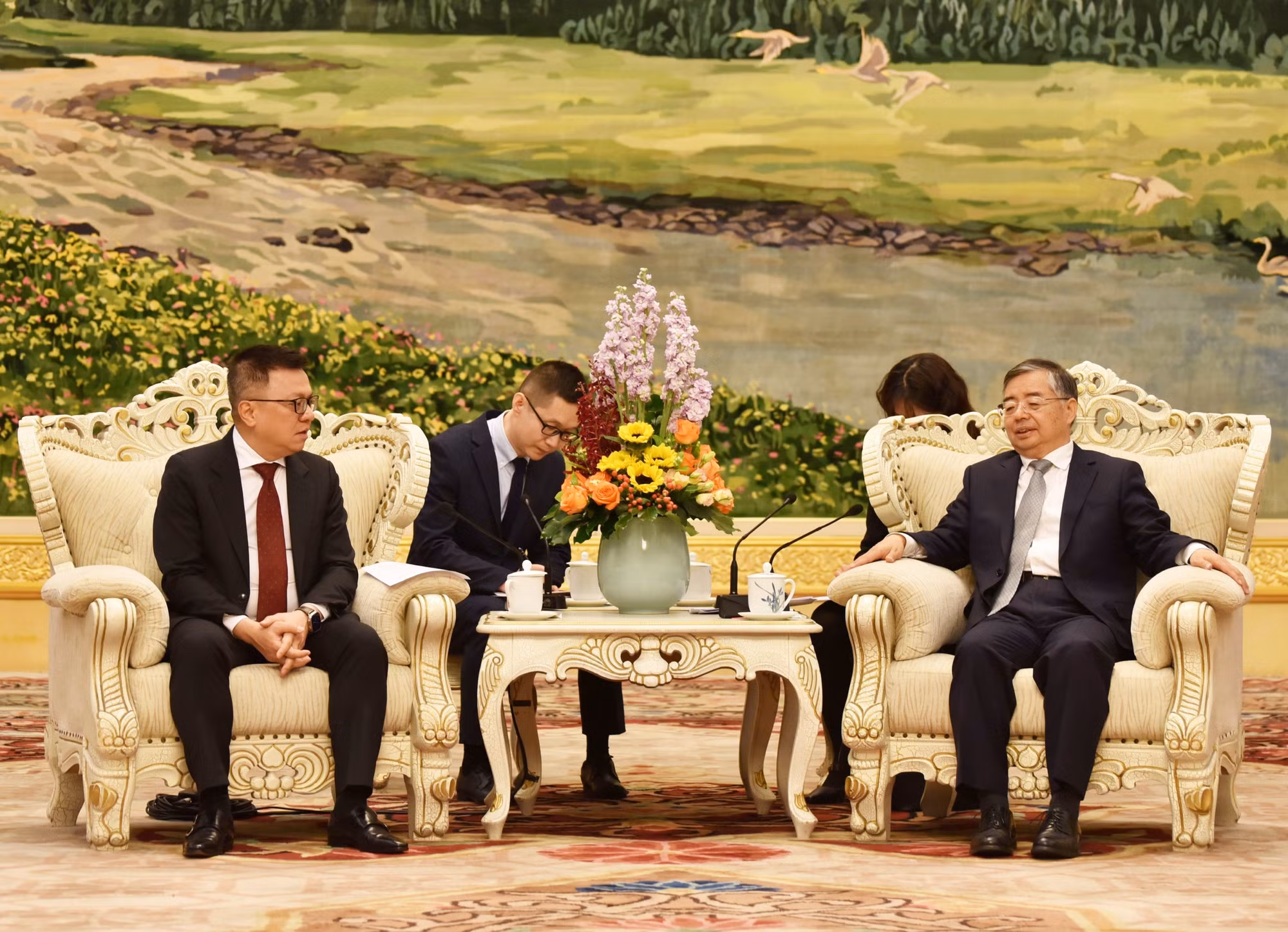 Đồng chí Lý Thư Lỗi nhiệt liệt chào mừng và đánh giá cao ý nghĩa chuyến thăm của Đoàn đại biểu Báo Nhân Dân trong việc đẩy mạnh hơn nữa giao lưu, hợp tác giữa hai cơ quan báo Đảng ở Trung ương, đóng góp vào tăng cường sự hiểu biết và tình hữu nghị giữa hai nước.