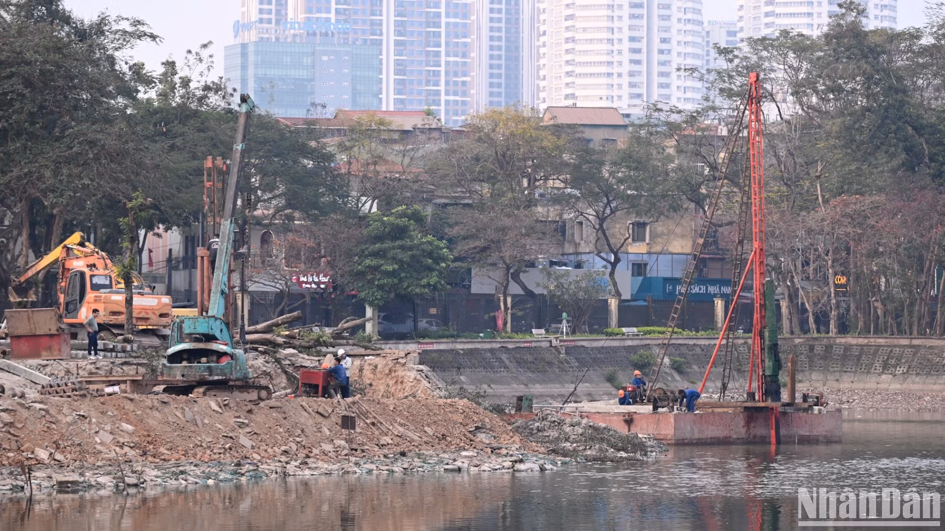 Toàn cảnh công trường nơi xây cầu đi bộ.