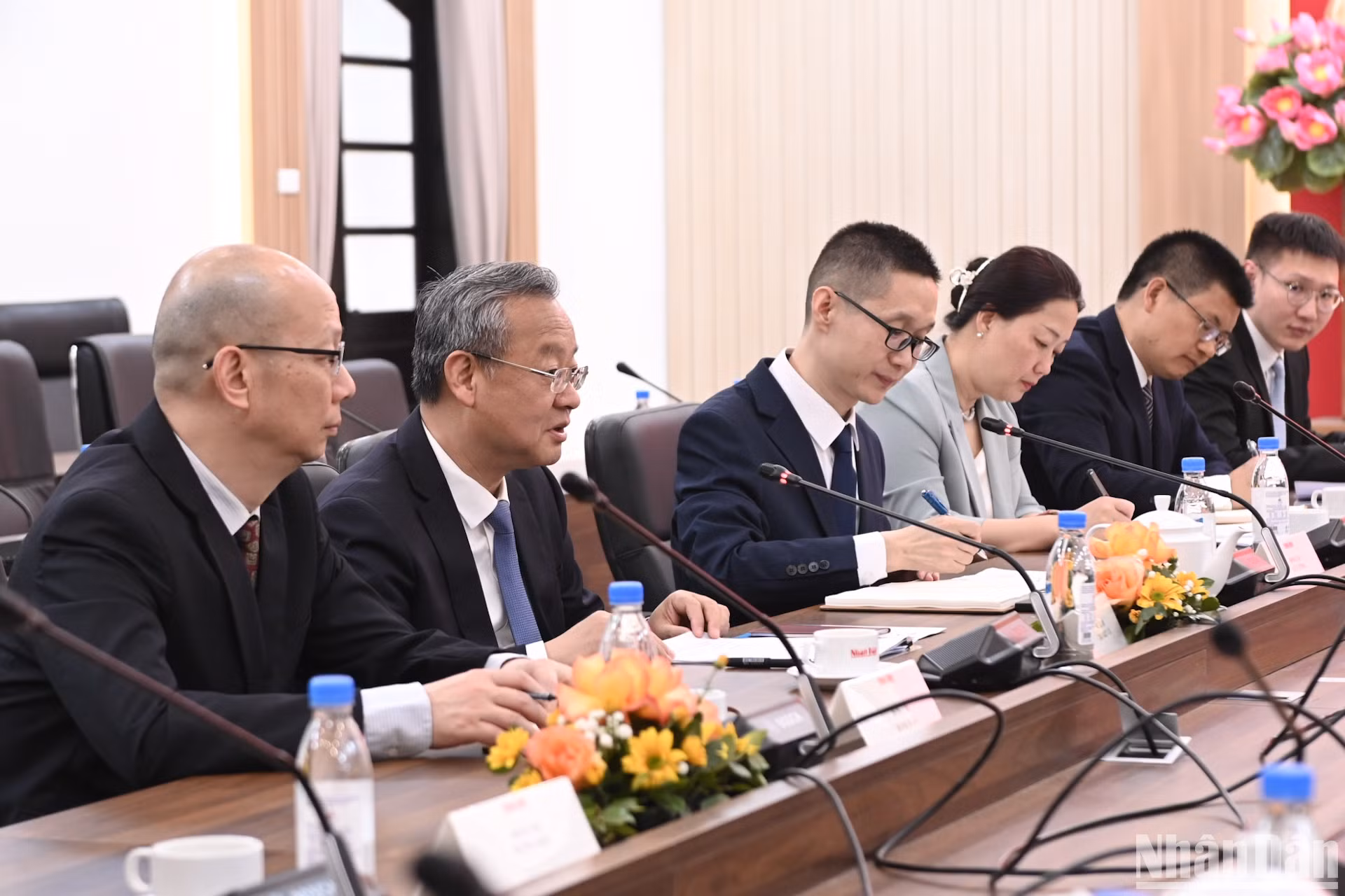 Phát biểu tại cuộc làm việc, đồng chí Trần Kiến Văn, Ủy viên dự khuyết Trung ương Đảng Cộng sản Trung Quốc, Tổng Biên tập Nhân Dân nhật báo cho rằng vai trò và vị thế của Nhân Dân nhật báo và Báo Nhân Dân trong nền báo chí và công cuộc xây dựng, phát triển đất nước có nhiều nét tương đồng; bày tỏ vui mừng khi được đến thăm tòa soạn Báo Nhân Dân. Phát biểu tại cuộc làm việc, đồng chí Trần Kiến Văn, Ủy viên dự khuyết Trung ương Đảng Cộng sản Trung Quốc, Tổng Biên tập Nhân Dân nhật báo cho rằng vai trò và vị thế của Nhân Dân nhật báo và Báo Nhân Dân trong nền báo chí và công cuộc xây dựng, phát triển đất nước có nhiều nét tương đồng; bày tỏ vui mừng khi được đến thăm tòa soạn Báo Nhân Dân.